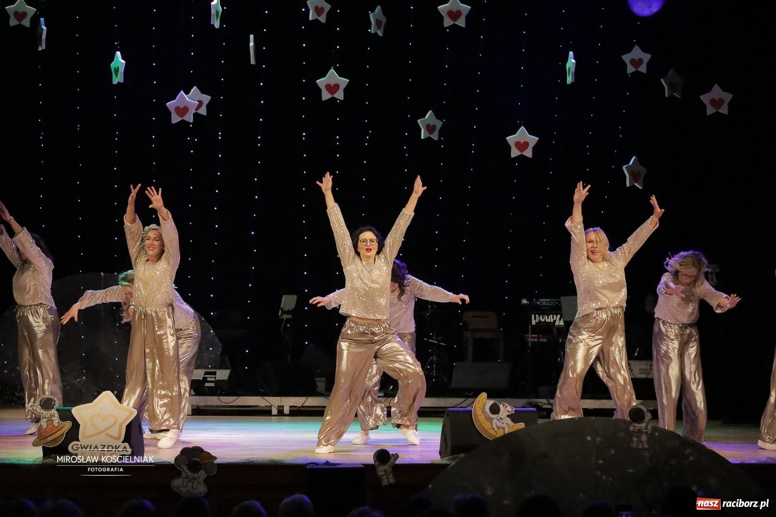 Zdjęcie w galerii na portalu naszraciborz.pl: Pełna widownia i wspólna energia. Gwiazdka Serc po raz 22. w Raciborskim Centrum Kultury [FOTO i WIDEO 2] wiadomości z regionu