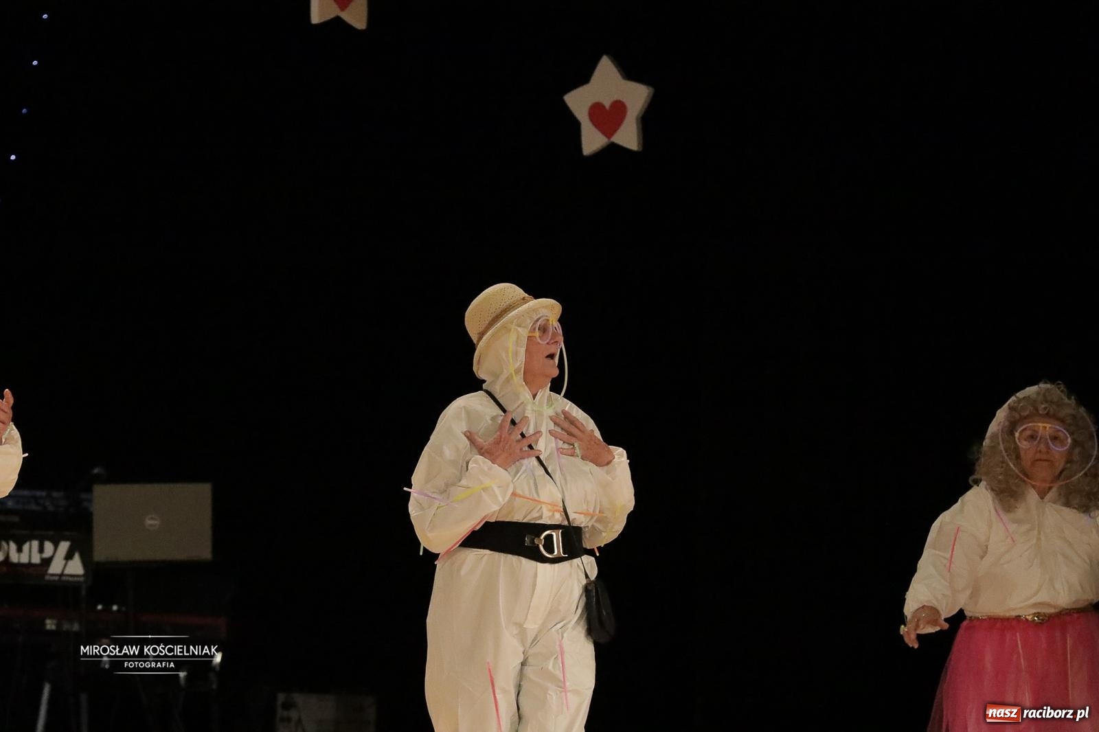 Zdjęcie w galerii na portalu naszraciborz.pl: Pełna widownia i wspólna energia. Gwiazdka Serc po raz 22. w Raciborskim Centrum Kultury [FOTO i WIDEO 2] wiadomości z regionu