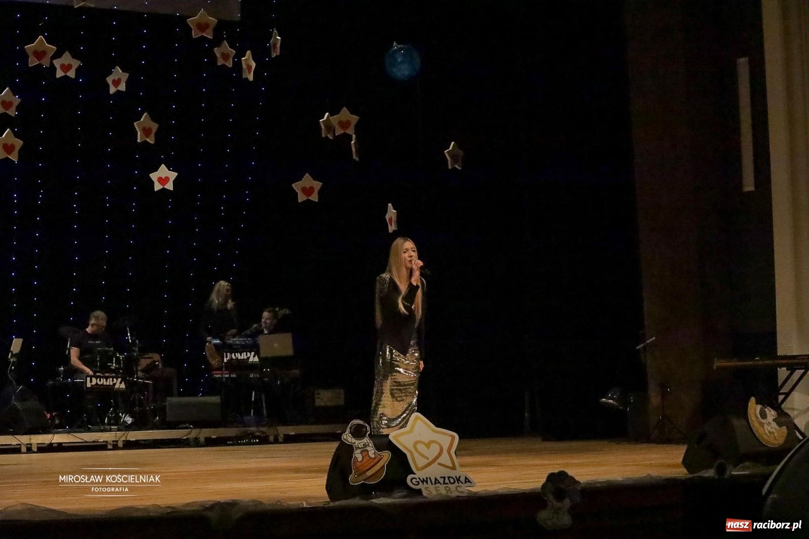 Zdjęcie w galerii na portalu naszraciborz.pl: Pełna widownia i wspólna energia. Gwiazdka Serc po raz 22. w Raciborskim Centrum Kultury [FOTO i WIDEO 2] wiadomości z regionu
