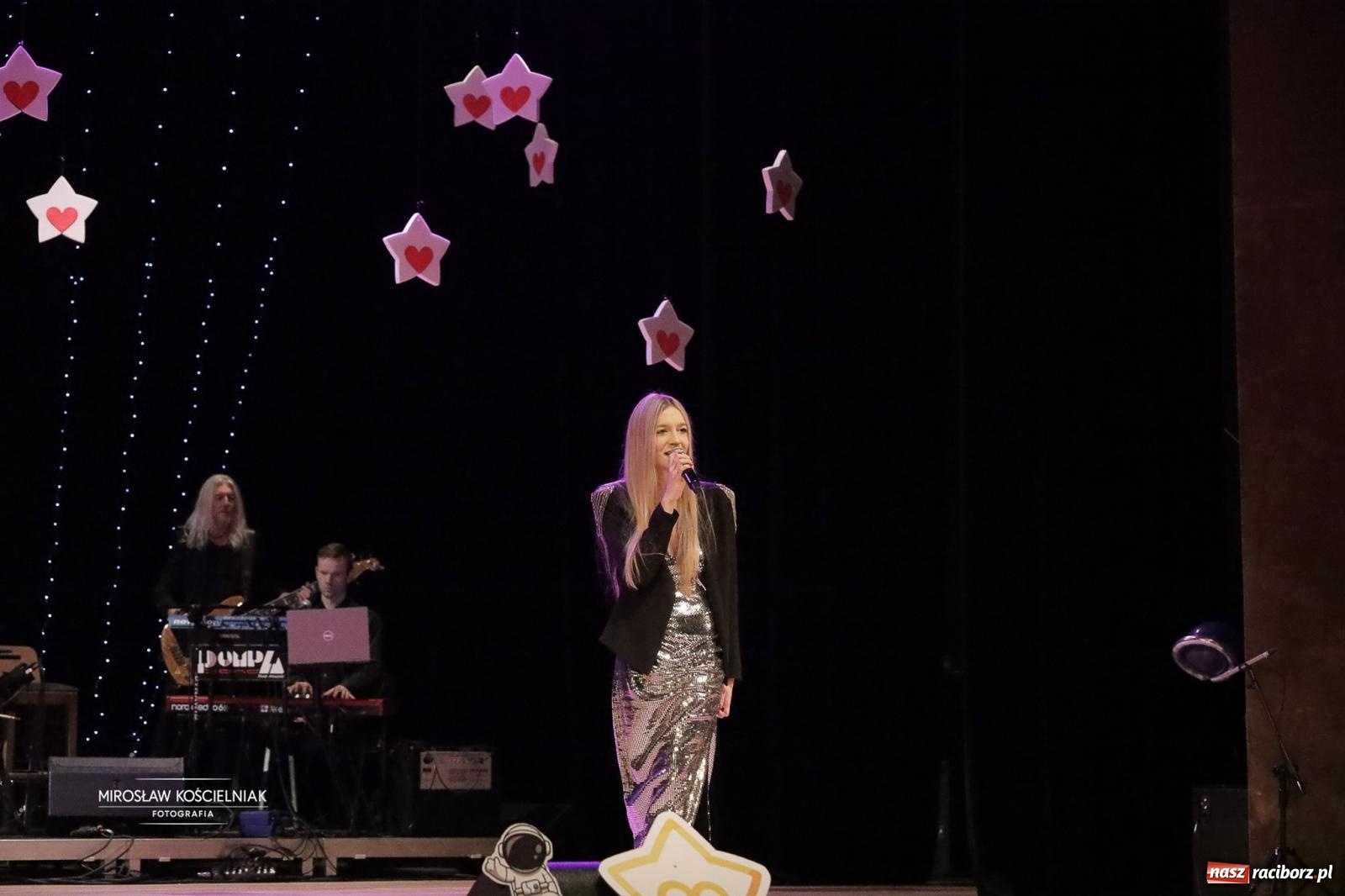 Zdjęcie w galerii na portalu naszraciborz.pl: Pełna widownia i wspólna energia. Gwiazdka Serc po raz 22. w Raciborskim Centrum Kultury [FOTO i WIDEO 2] wiadomości z regionu