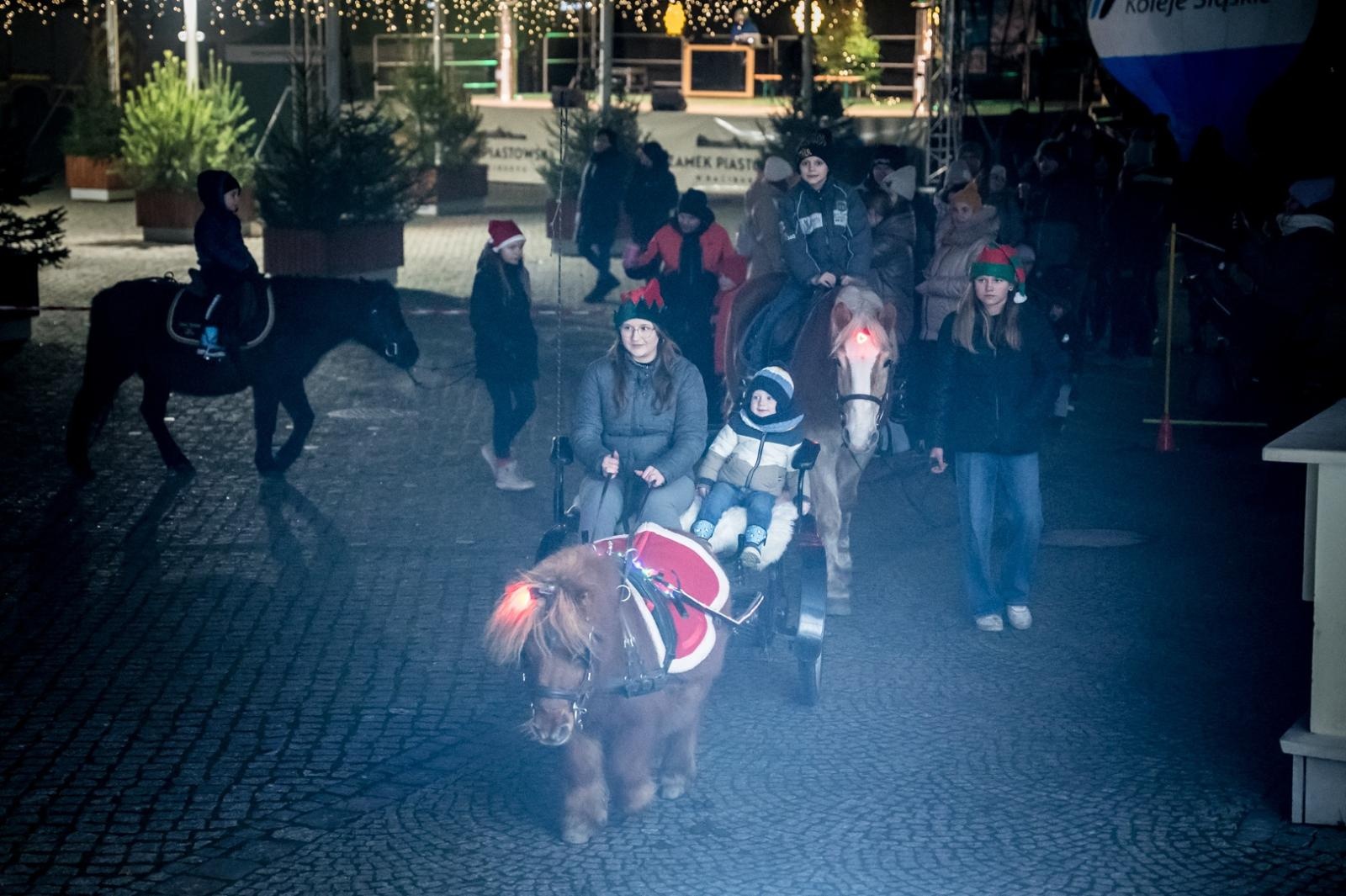 Zdjęcie w galerii na portalu naszraciborz.pl: Bajkowy zamek w świątecznej odsłonie. Sobota pełna magii, w niedzielę kolejne atrakcje [FOTO] wiadomości z regionu