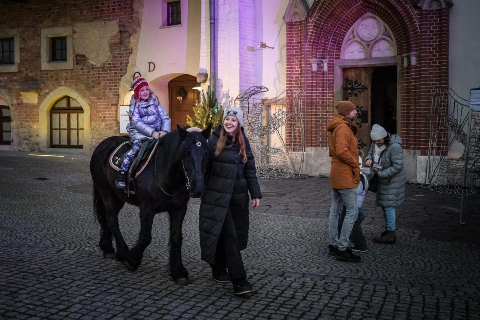 Zdjęcie w galerii na portalu naszraciborz.pl: Bajkowy zamek w świątecznej odsłonie. Sobota pełna magii, w niedzielę kolejne atrakcje [FOTO] wiadomości z regionu