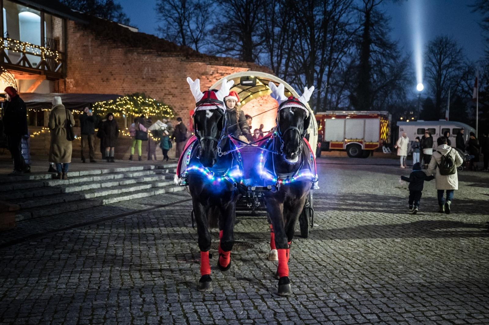 Zdjęcie w galerii na portalu naszraciborz.pl: Bajkowy zamek w świątecznej odsłonie. Sobota pełna magii, w niedzielę kolejne atrakcje [FOTO] wiadomości z regionu