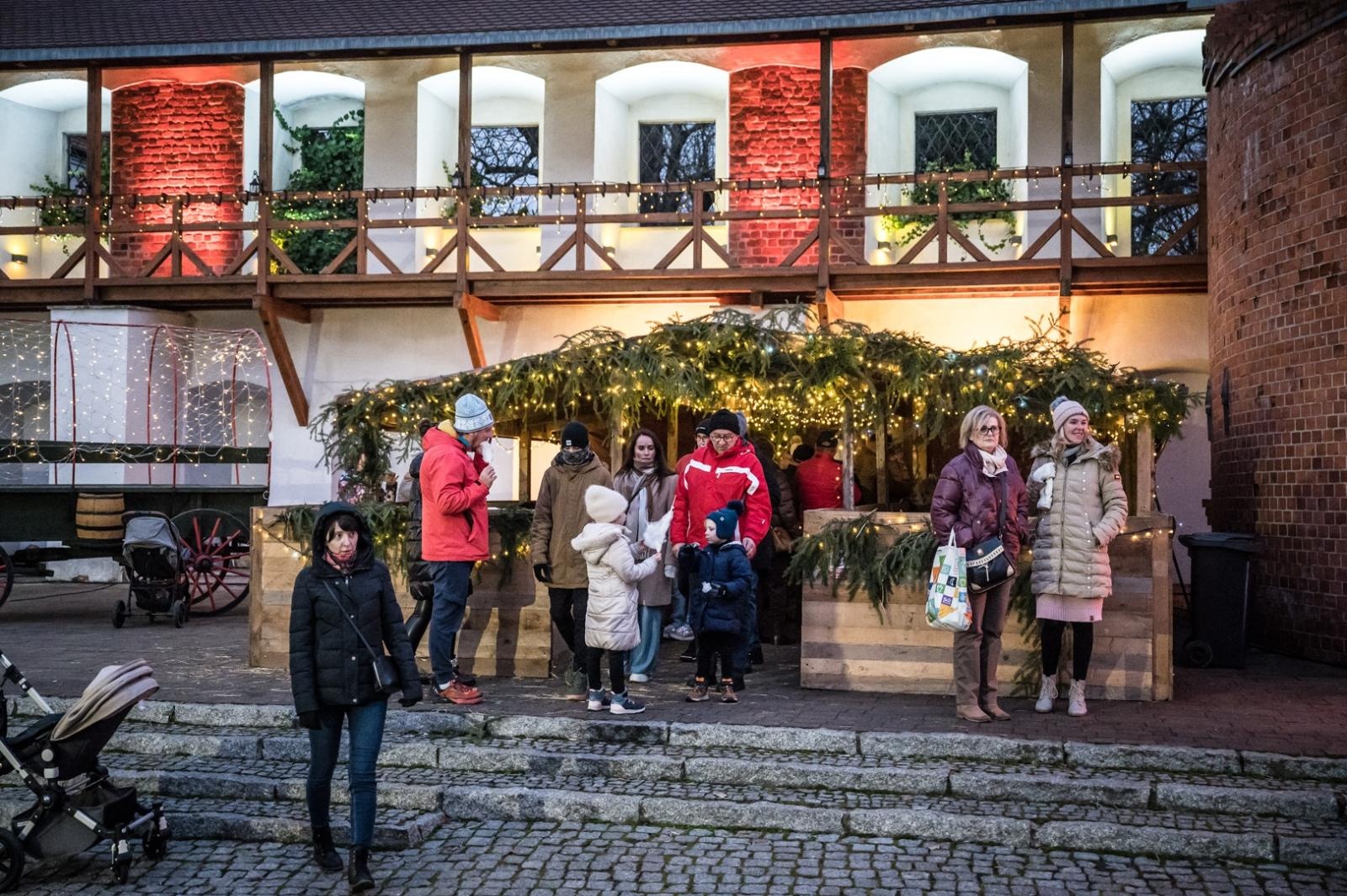 Zdjęcie w galerii na portalu naszraciborz.pl: Bajkowy zamek w świątecznej odsłonie. Sobota pełna magii, w niedzielę kolejne atrakcje [FOTO] wiadomości z regionu