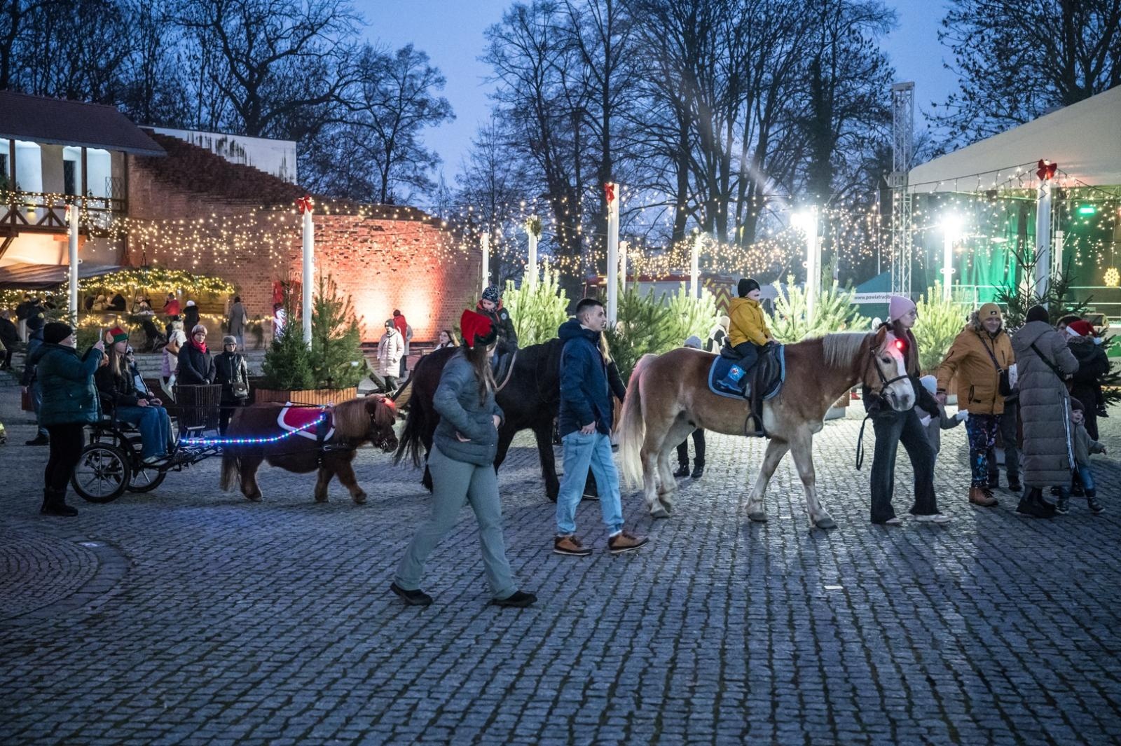 Zdjęcie w galerii na portalu naszraciborz.pl: Bajkowy zamek w świątecznej odsłonie. Sobota pełna magii, w niedzielę kolejne atrakcje [FOTO] wiadomości z regionu