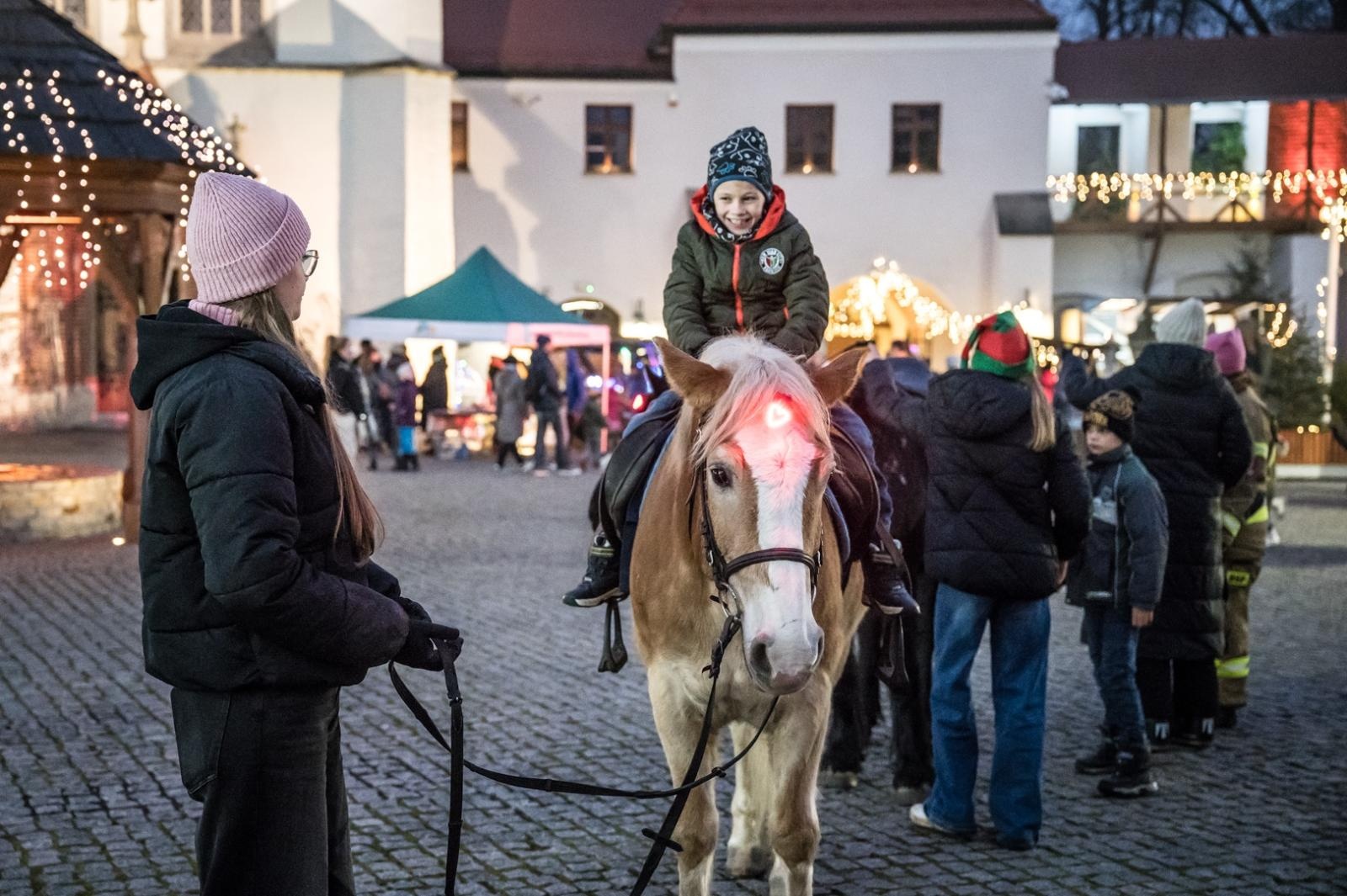 Zdjęcie w galerii na portalu naszraciborz.pl: Bajkowy zamek w świątecznej odsłonie. Sobota pełna magii, w niedzielę kolejne atrakcje [FOTO] wiadomości z regionu