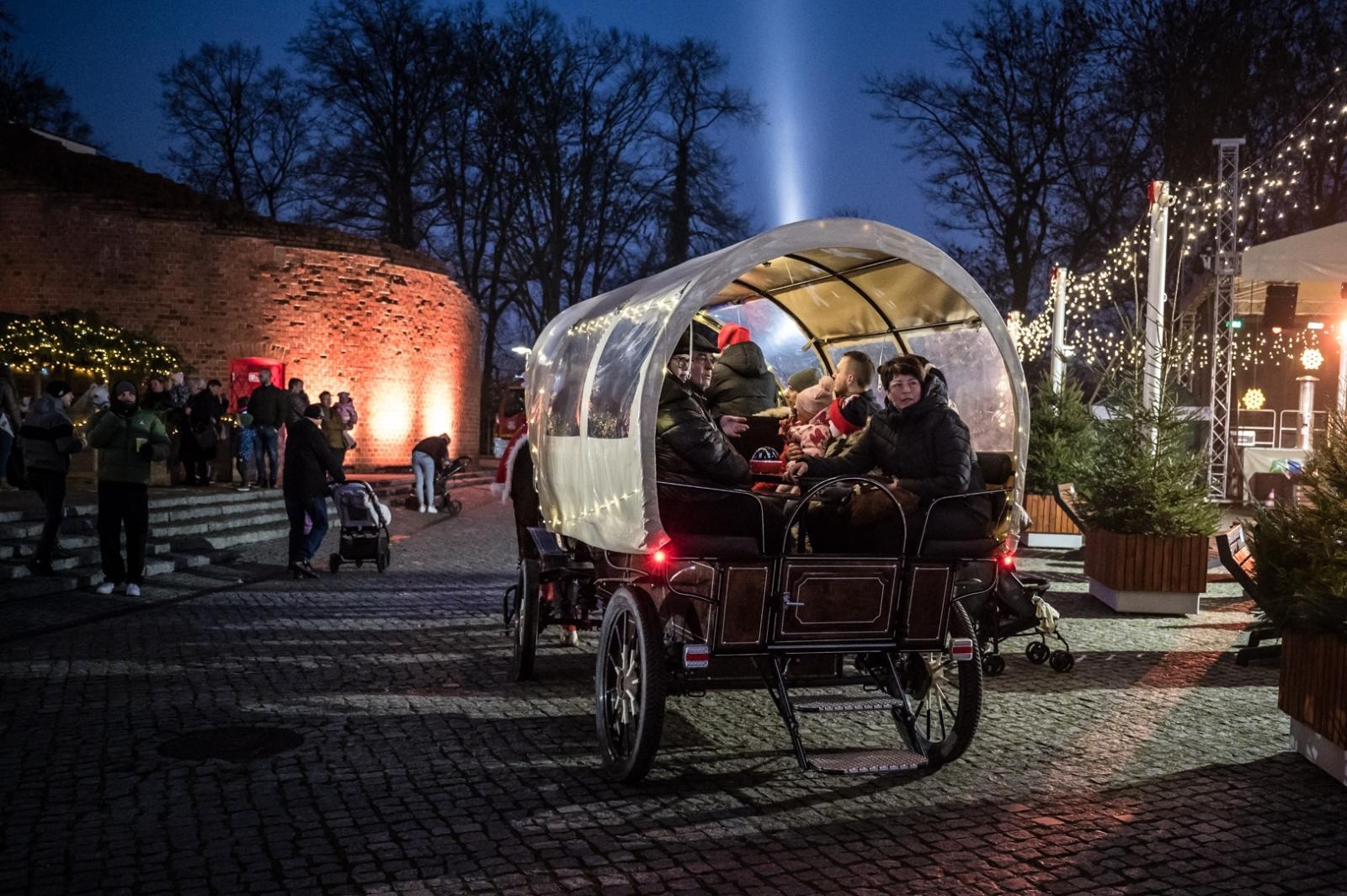 Zdjęcie w galerii na portalu naszraciborz.pl: Bajkowy zamek w świątecznej odsłonie. Sobota pełna magii, w niedzielę kolejne atrakcje [FOTO] wiadomości z regionu