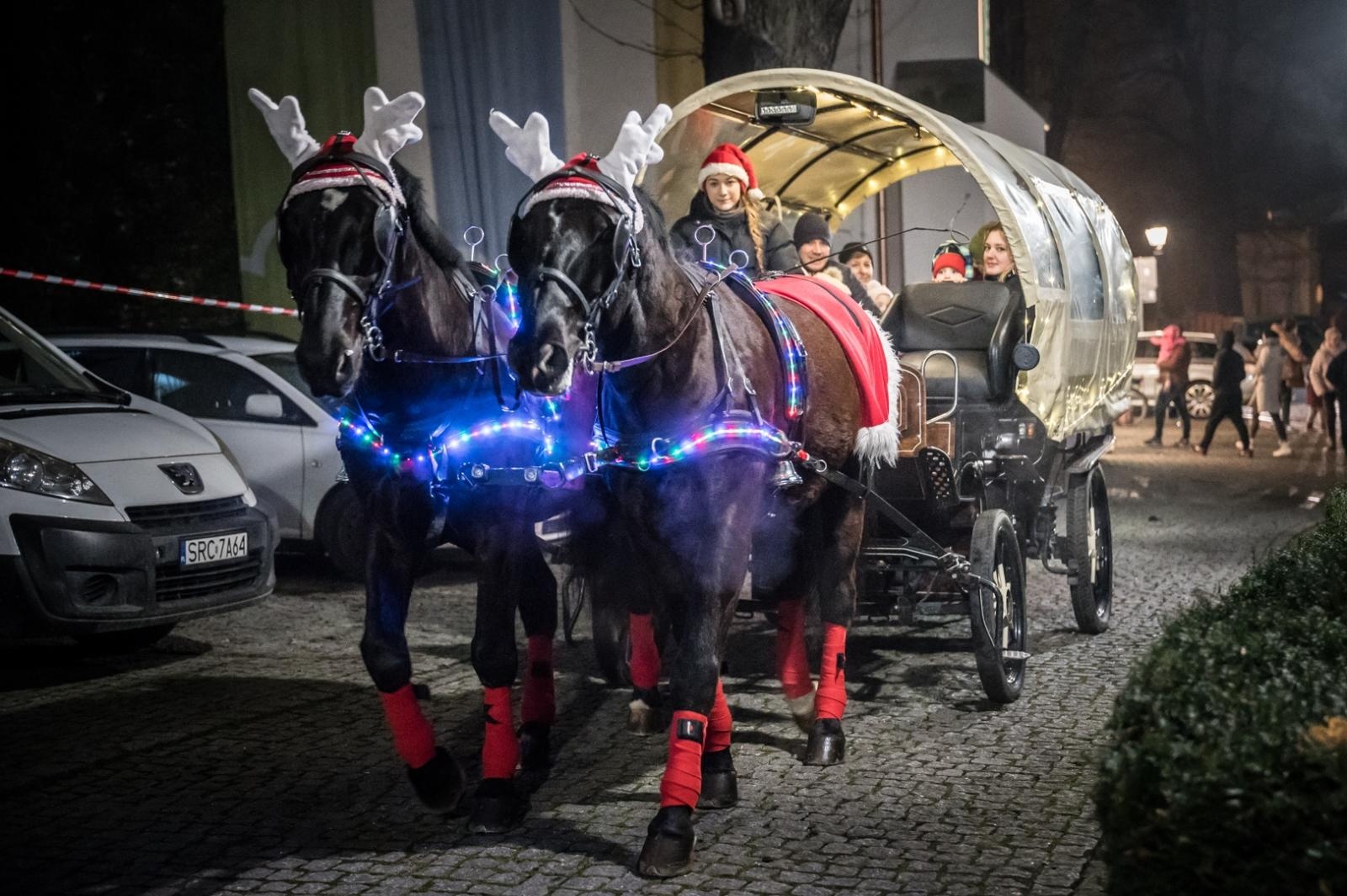Zdjęcie w galerii na portalu naszraciborz.pl: Bajkowy zamek w świątecznej odsłonie. Sobota pełna magii, w niedzielę kolejne atrakcje [FOTO] wiadomości z regionu