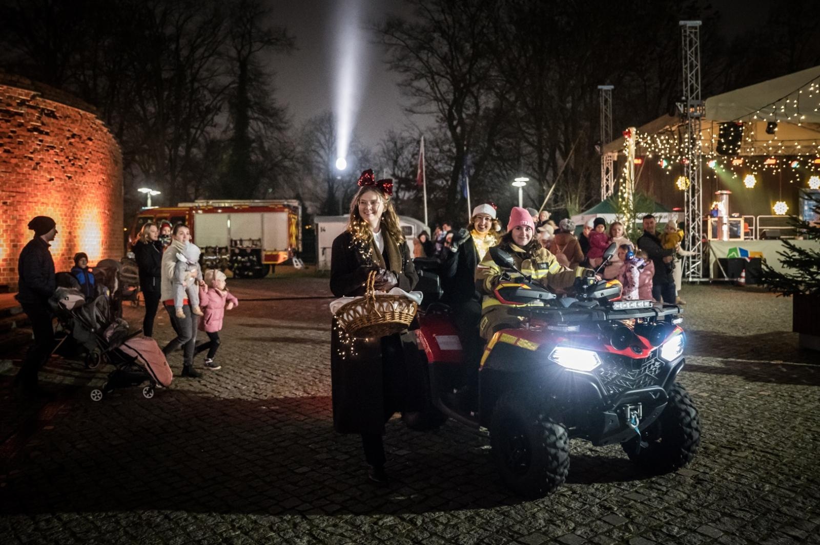 Zdjęcie w galerii na portalu naszraciborz.pl: Bajkowy zamek w świątecznej odsłonie. Sobota pełna magii, w niedzielę kolejne atrakcje [FOTO] wiadomości z regionu