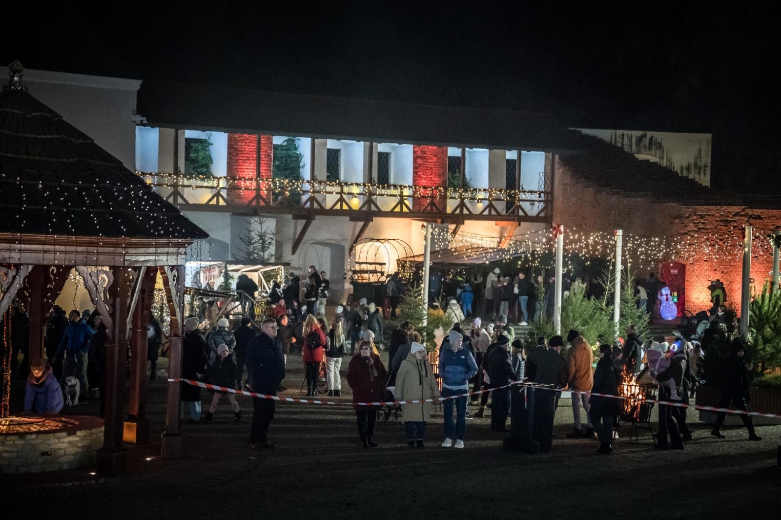 Zdjęcie w galerii na portalu naszraciborz.pl: Bajkowy zamek w świątecznej odsłonie. Sobota pełna magii, w niedzielę kolejne atrakcje [FOTO] wiadomości z regionu