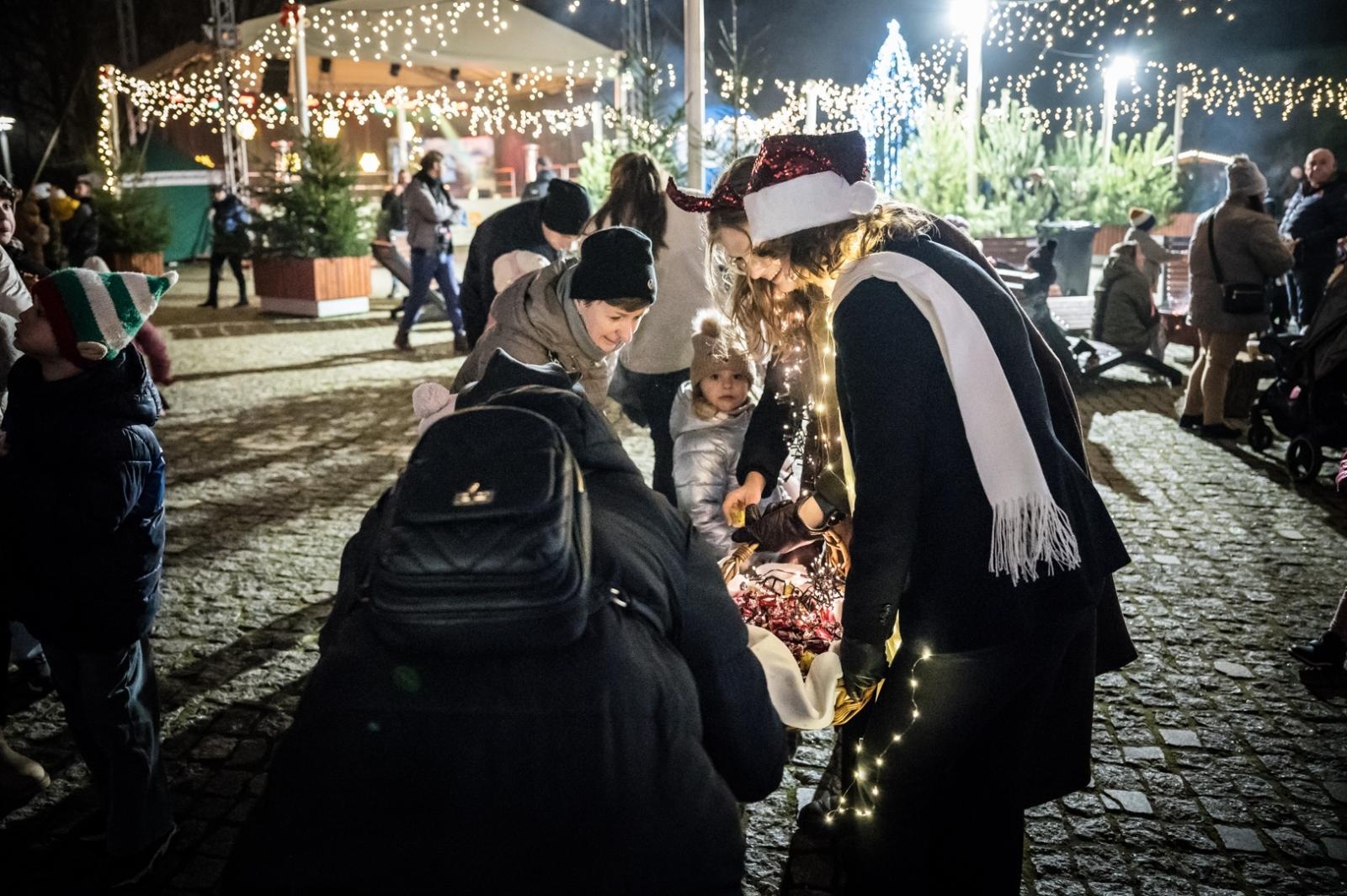 Zdjęcie w galerii na portalu naszraciborz.pl: Bajkowy zamek w świątecznej odsłonie. Sobota pełna magii, w niedzielę kolejne atrakcje [FOTO] wiadomości z regionu