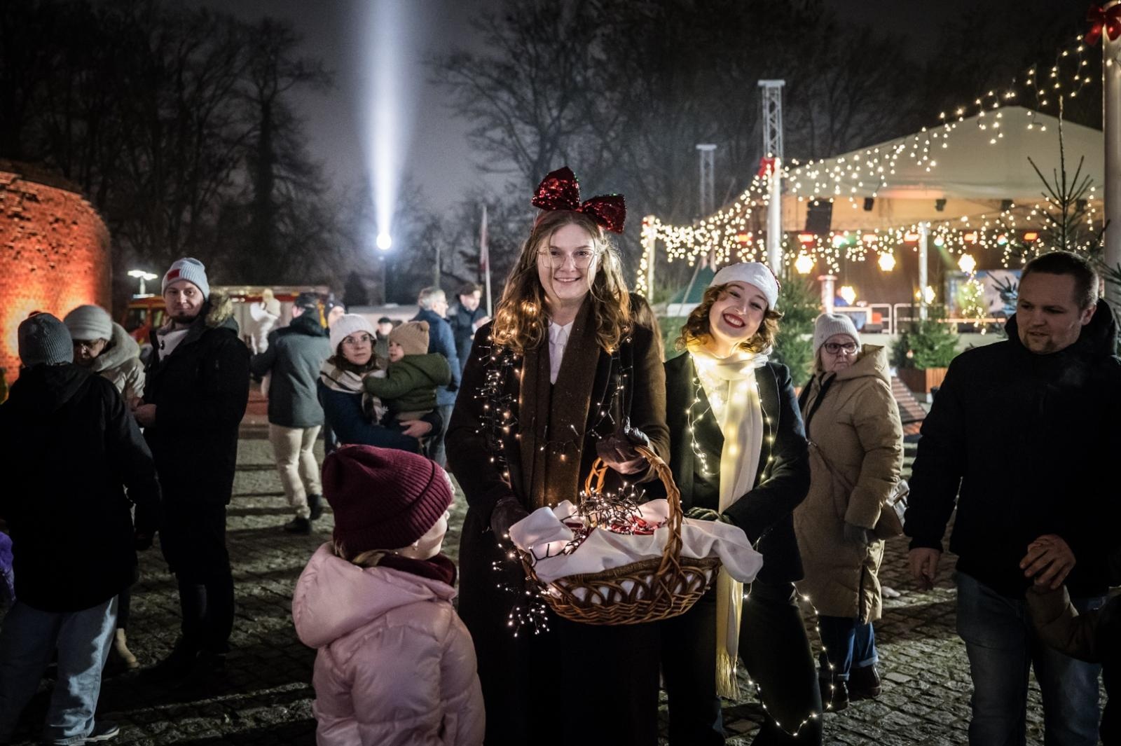 Zdjęcie w galerii na portalu naszraciborz.pl: Bajkowy zamek w świątecznej odsłonie. Sobota pełna magii, w niedzielę kolejne atrakcje [FOTO] wiadomości z regionu