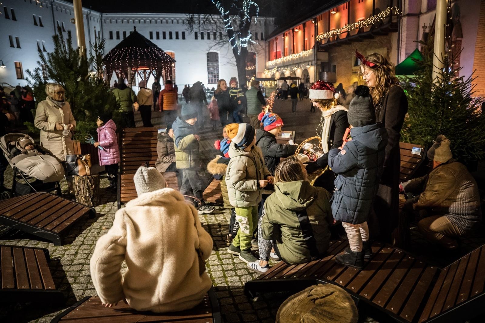 Zdjęcie w galerii na portalu naszraciborz.pl: Bajkowy zamek w świątecznej odsłonie. Sobota pełna magii, w niedzielę kolejne atrakcje [FOTO] wiadomości z regionu