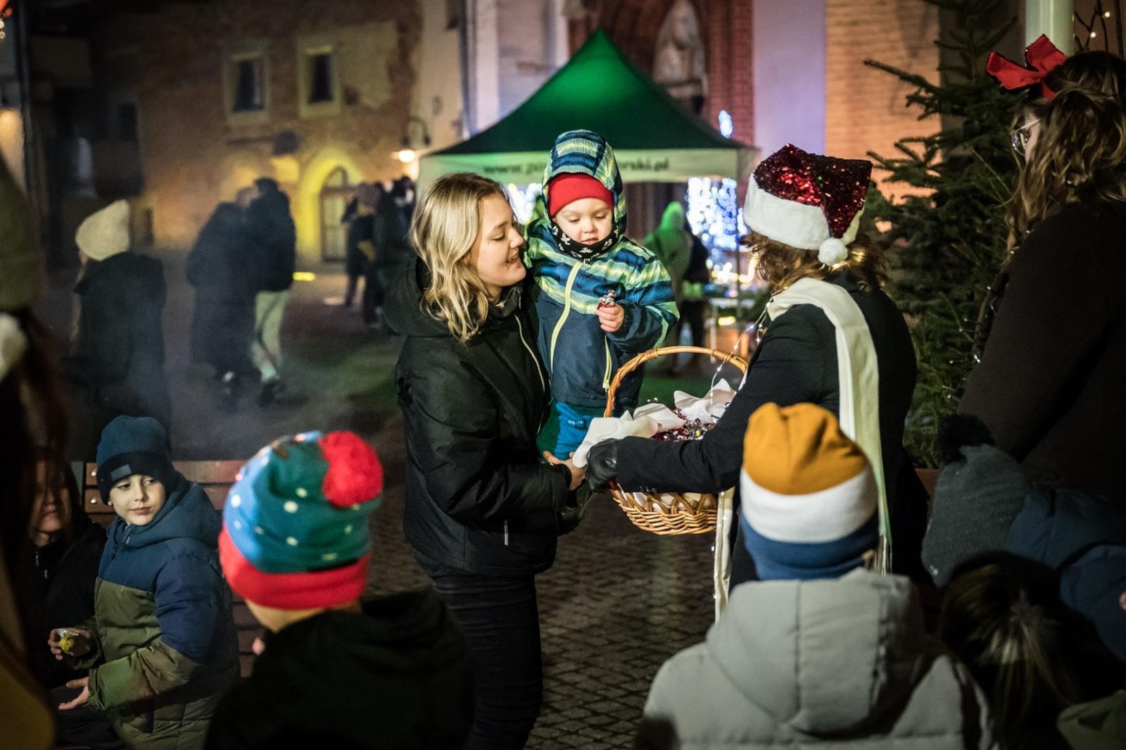 Zdjęcie w galerii na portalu naszraciborz.pl: Bajkowy zamek w świątecznej odsłonie. Sobota pełna magii, w niedzielę kolejne atrakcje [FOTO] wiadomości z regionu