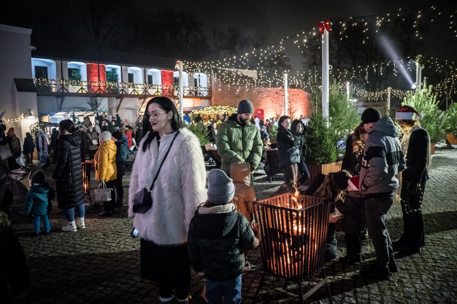 Zdjęcie w galerii na portalu naszraciborz.pl: Bajkowy zamek w świątecznej odsłonie. Sobota pełna magii, w niedzielę kolejne atrakcje [FOTO] wiadomości z regionu