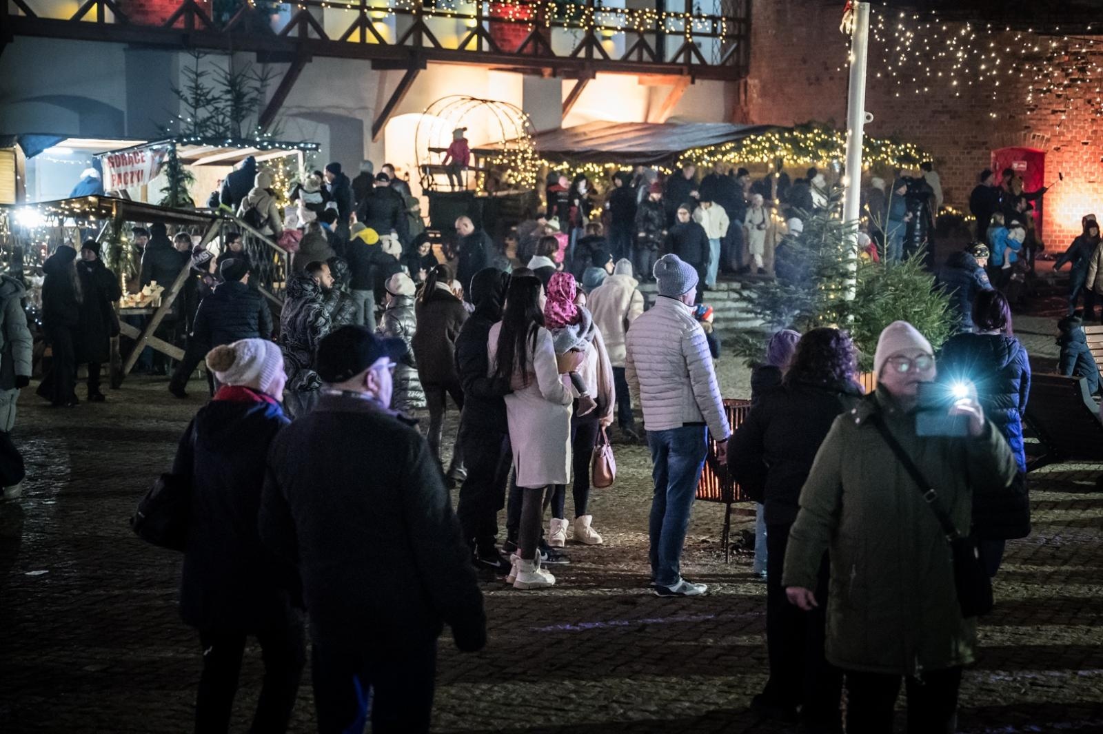 Zdjęcie w galerii na portalu naszraciborz.pl: Bajkowy zamek w świątecznej odsłonie. Sobota pełna magii, w niedzielę kolejne atrakcje [FOTO] wiadomości z regionu