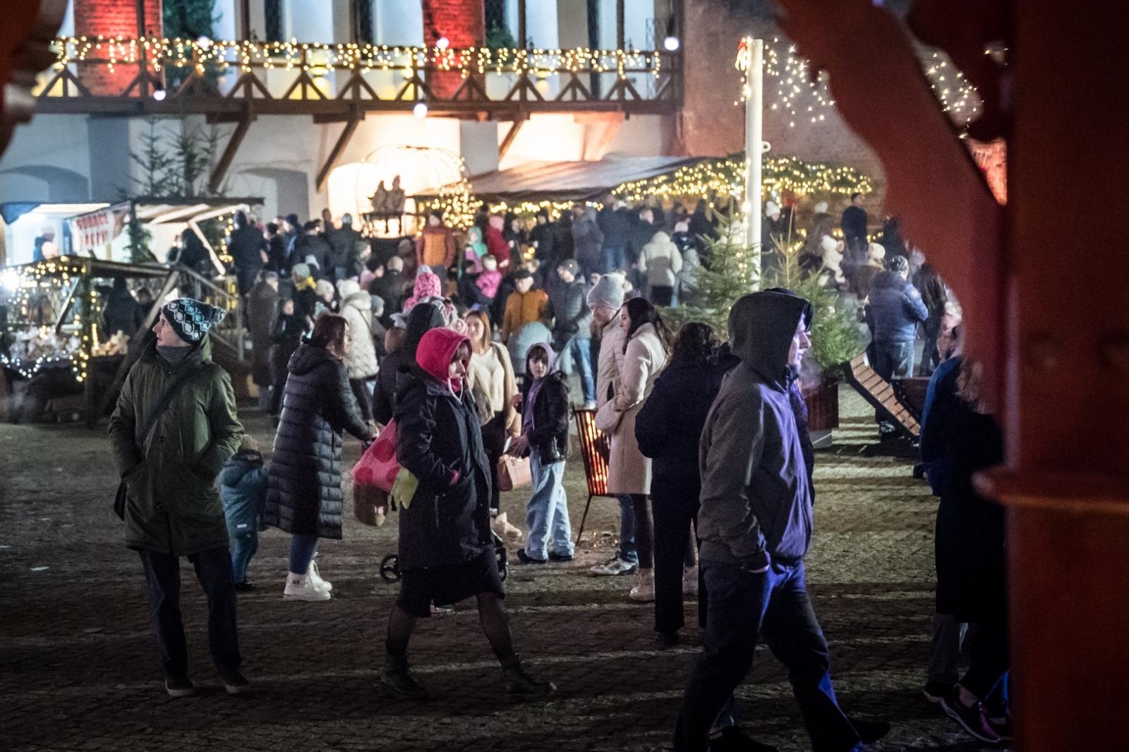 Zdjęcie w galerii na portalu naszraciborz.pl: Bajkowy zamek w świątecznej odsłonie. Sobota pełna magii, w niedzielę kolejne atrakcje [FOTO] wiadomości z regionu