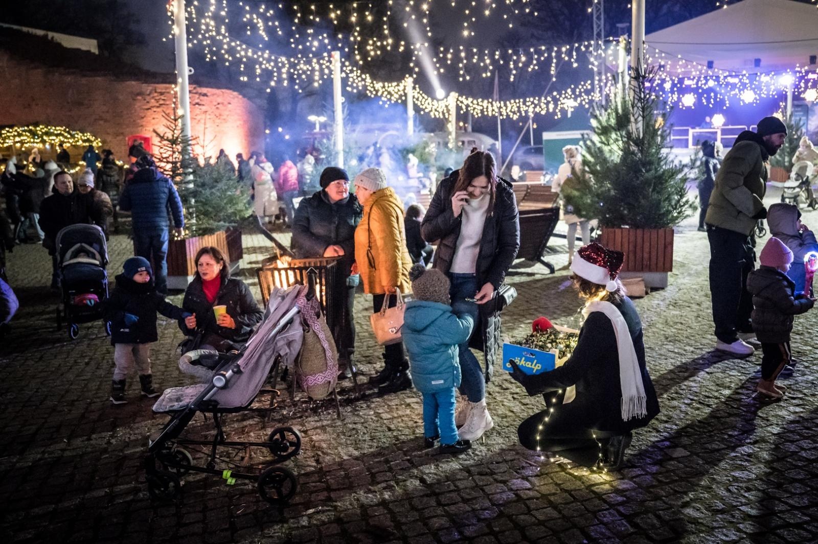 Zdjęcie w galerii na portalu naszraciborz.pl: Bajkowy zamek w świątecznej odsłonie. Sobota pełna magii, w niedzielę kolejne atrakcje [FOTO] wiadomości z regionu