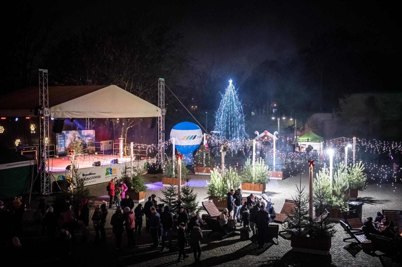 Zdjęcie w galerii na portalu naszraciborz.pl: Bajkowy zamek w świątecznej odsłonie. Sobota pełna magii, w niedzielę kolejne atrakcje [FOTO] wiadomości z regionu