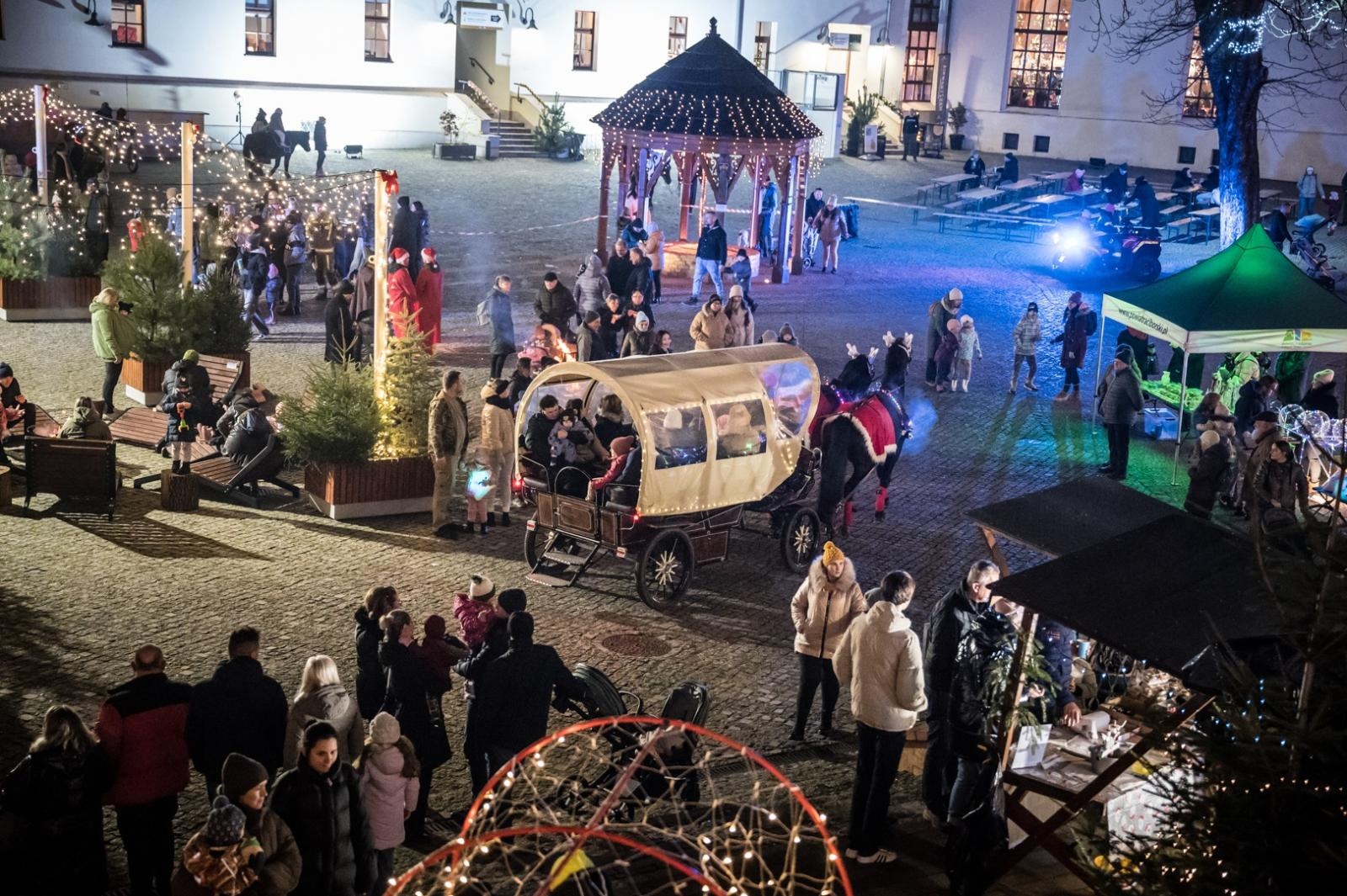Zdjęcie w galerii na portalu naszraciborz.pl: Bajkowy zamek w świątecznej odsłonie. Sobota pełna magii, w niedzielę kolejne atrakcje [FOTO] wiadomości z regionu