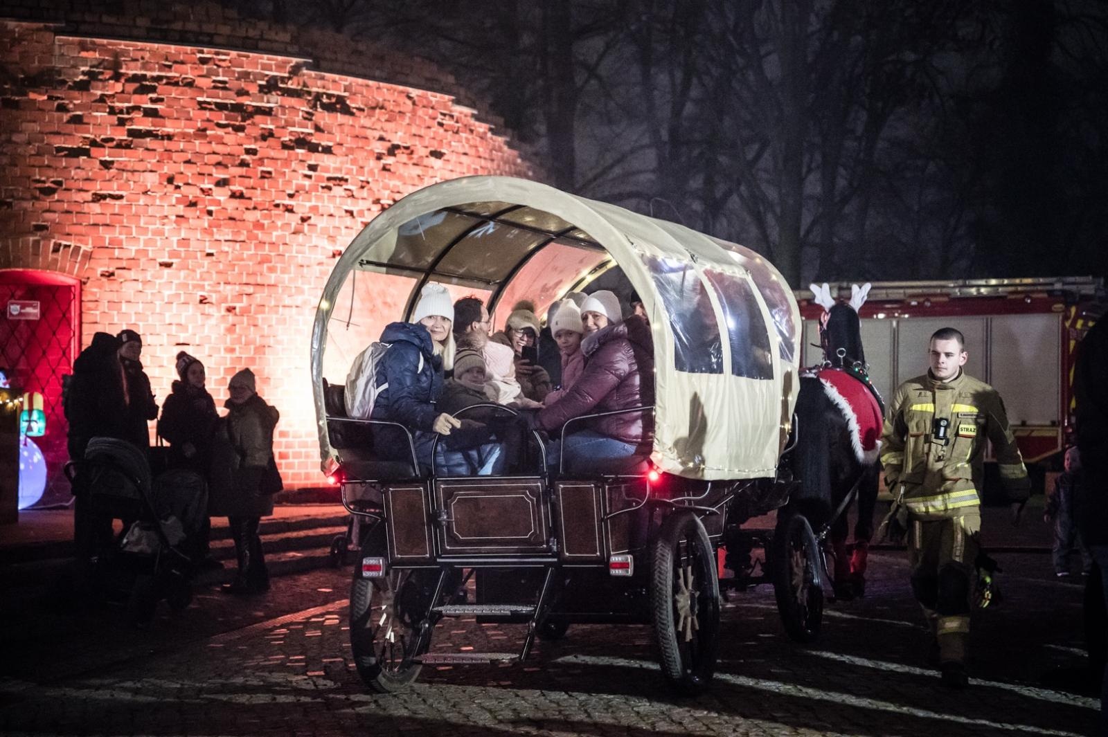 Zdjęcie w galerii na portalu naszraciborz.pl: Bajkowy zamek w świątecznej odsłonie. Sobota pełna magii, w niedzielę kolejne atrakcje [FOTO] wiadomości z regionu