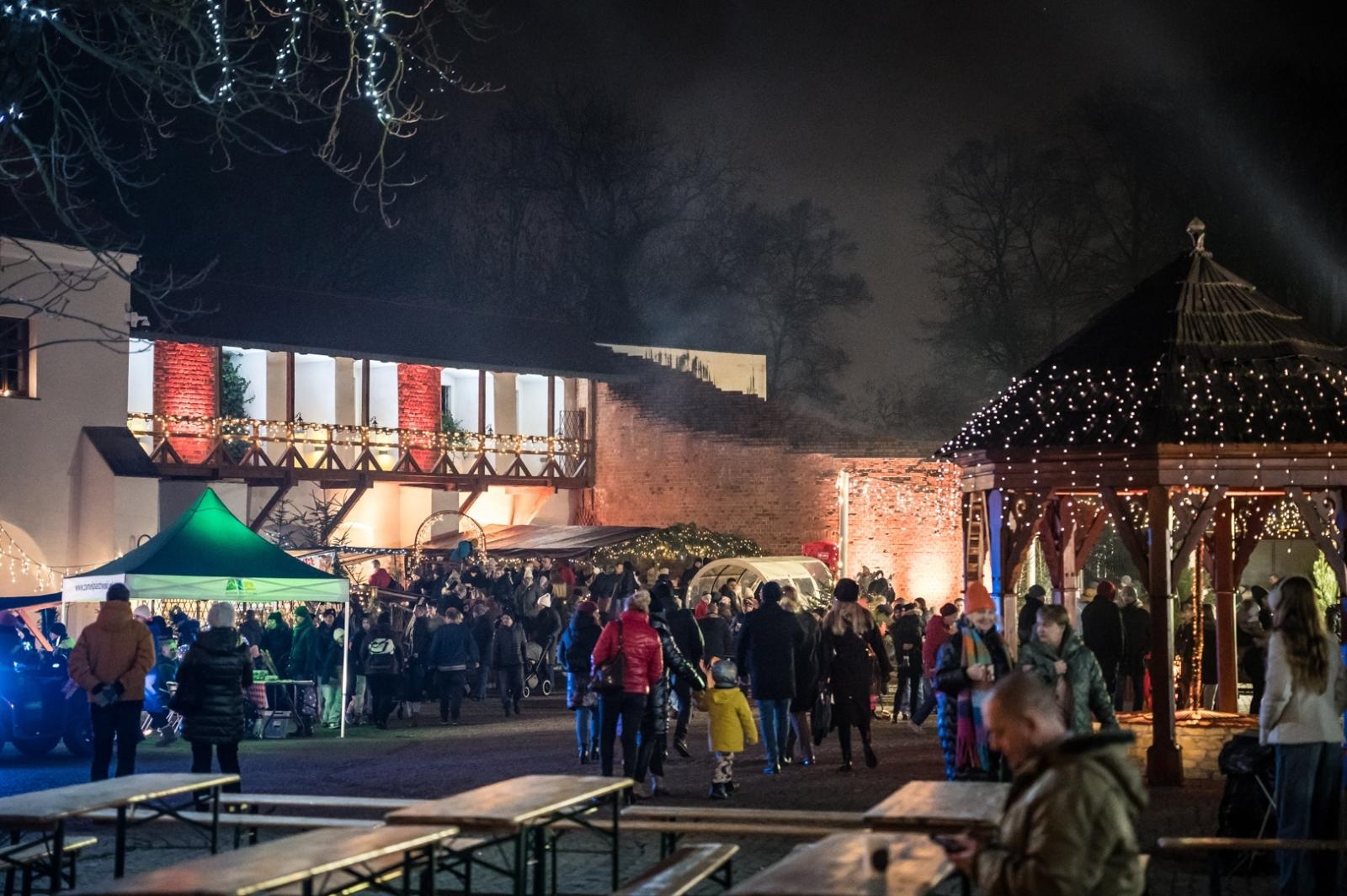 Zdjęcie w galerii na portalu naszraciborz.pl: Bajkowy zamek w świątecznej odsłonie. Sobota pełna magii, w niedzielę kolejne atrakcje [FOTO] wiadomości z regionu
