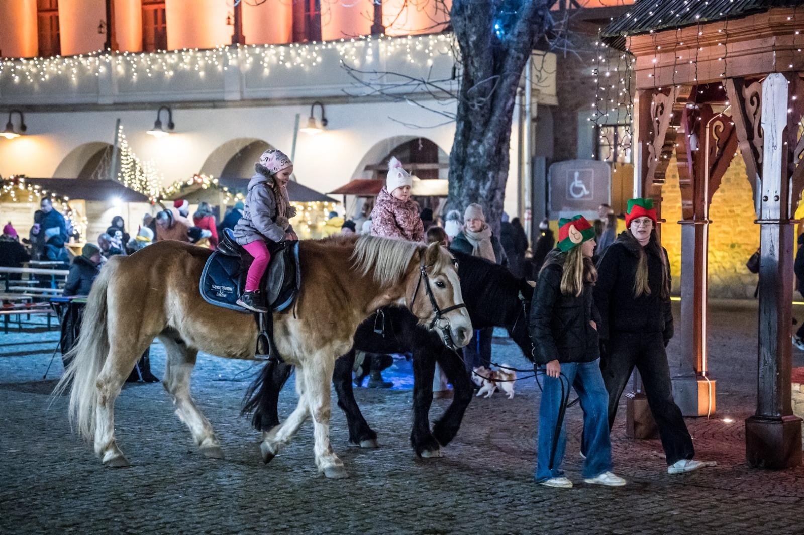 Zdjęcie w galerii na portalu naszraciborz.pl: Bajkowy zamek w świątecznej odsłonie. Sobota pełna magii, w niedzielę kolejne atrakcje [FOTO] wiadomości z regionu