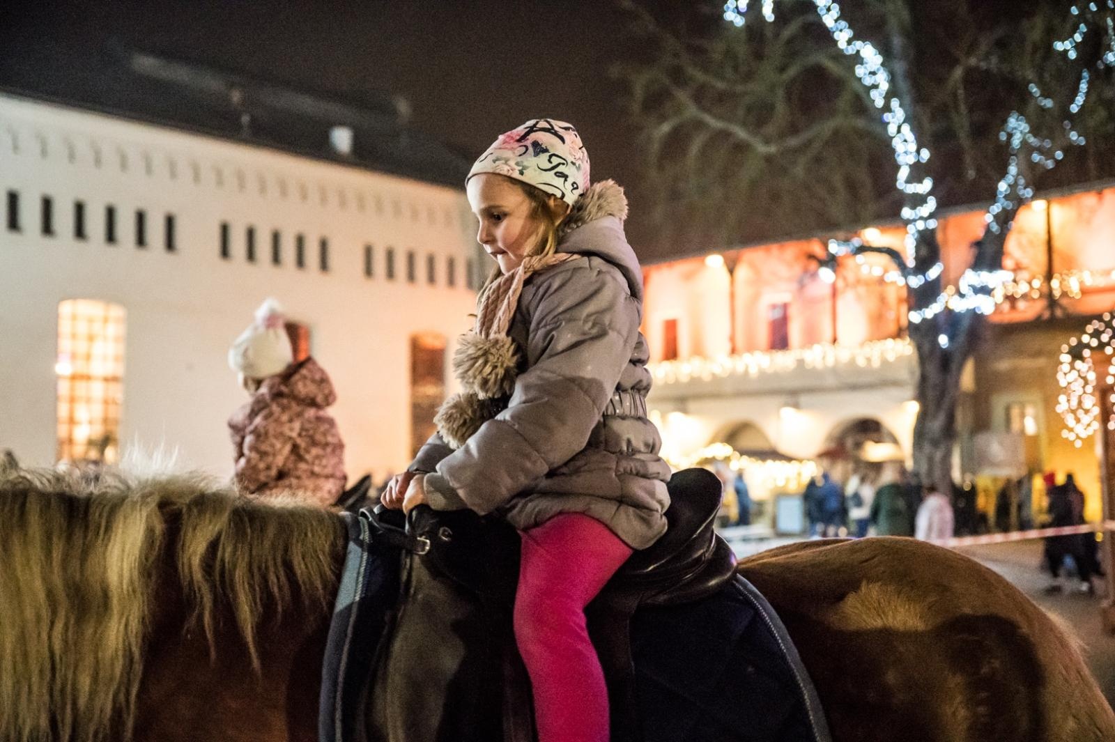 Zdjęcie w galerii na portalu naszraciborz.pl: Bajkowy zamek w świątecznej odsłonie. Sobota pełna magii, w niedzielę kolejne atrakcje [FOTO] wiadomości z regionu