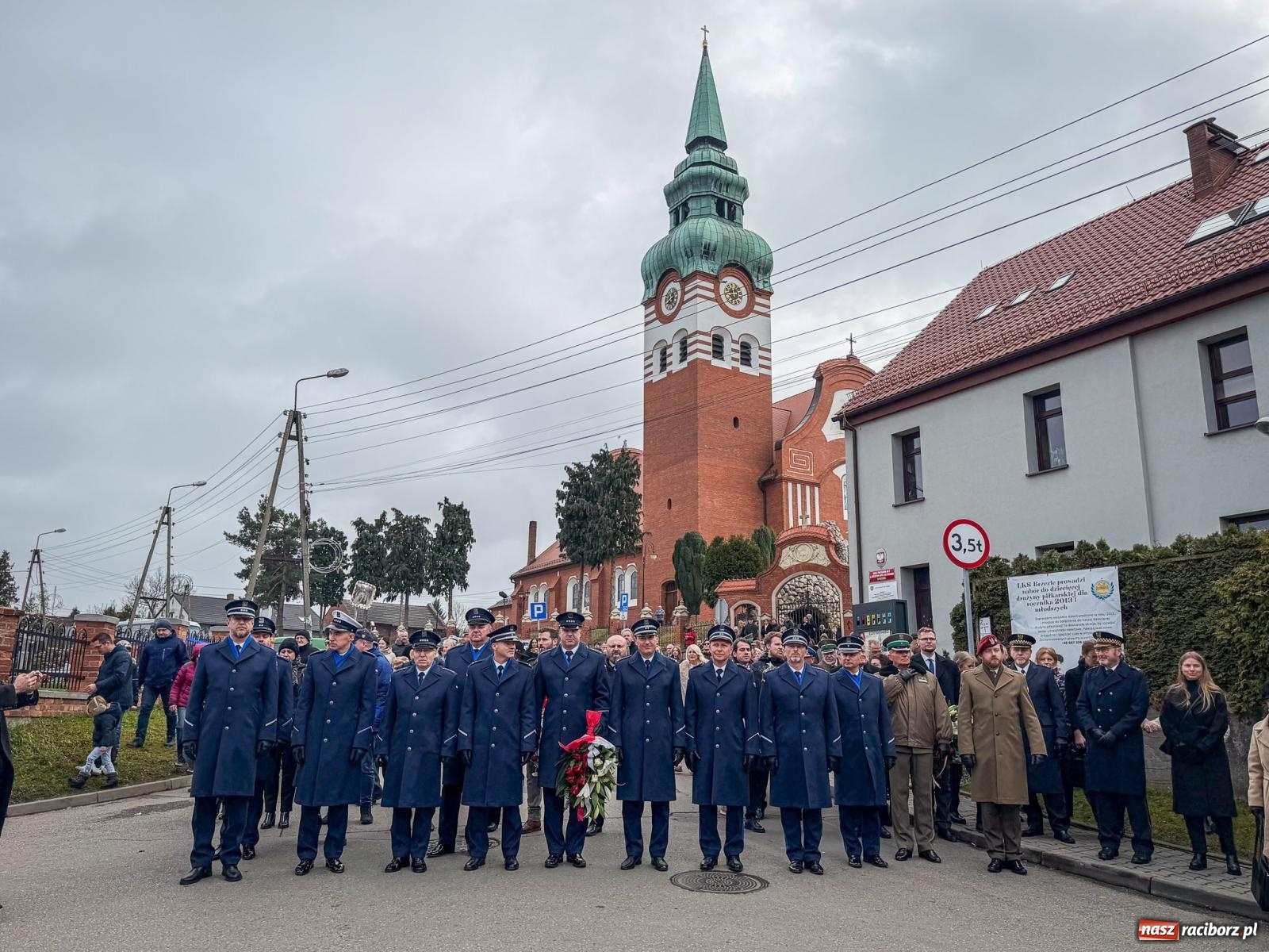 Zdjęcie w galerii na portalu naszraciborz.pl: W Brzeziu upamiętniono polskich policjantów – ofiary zbrodni katyńskiej [FOTO i WIDEO] wiadomości z regionu