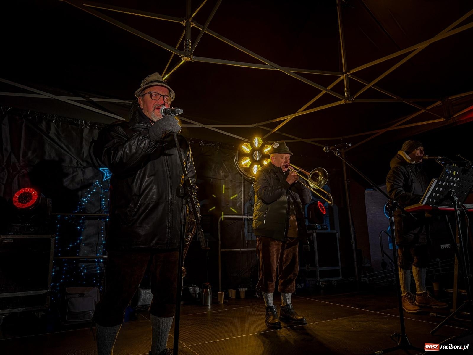 Zdjęcie w galerii na portalu naszraciborz.pl: Kwaśnica w kotle i Kwaśnica na scenie. Niedziela Gaudete w Brzeziu [FOTO i WIDEO] wiadomości z regionu