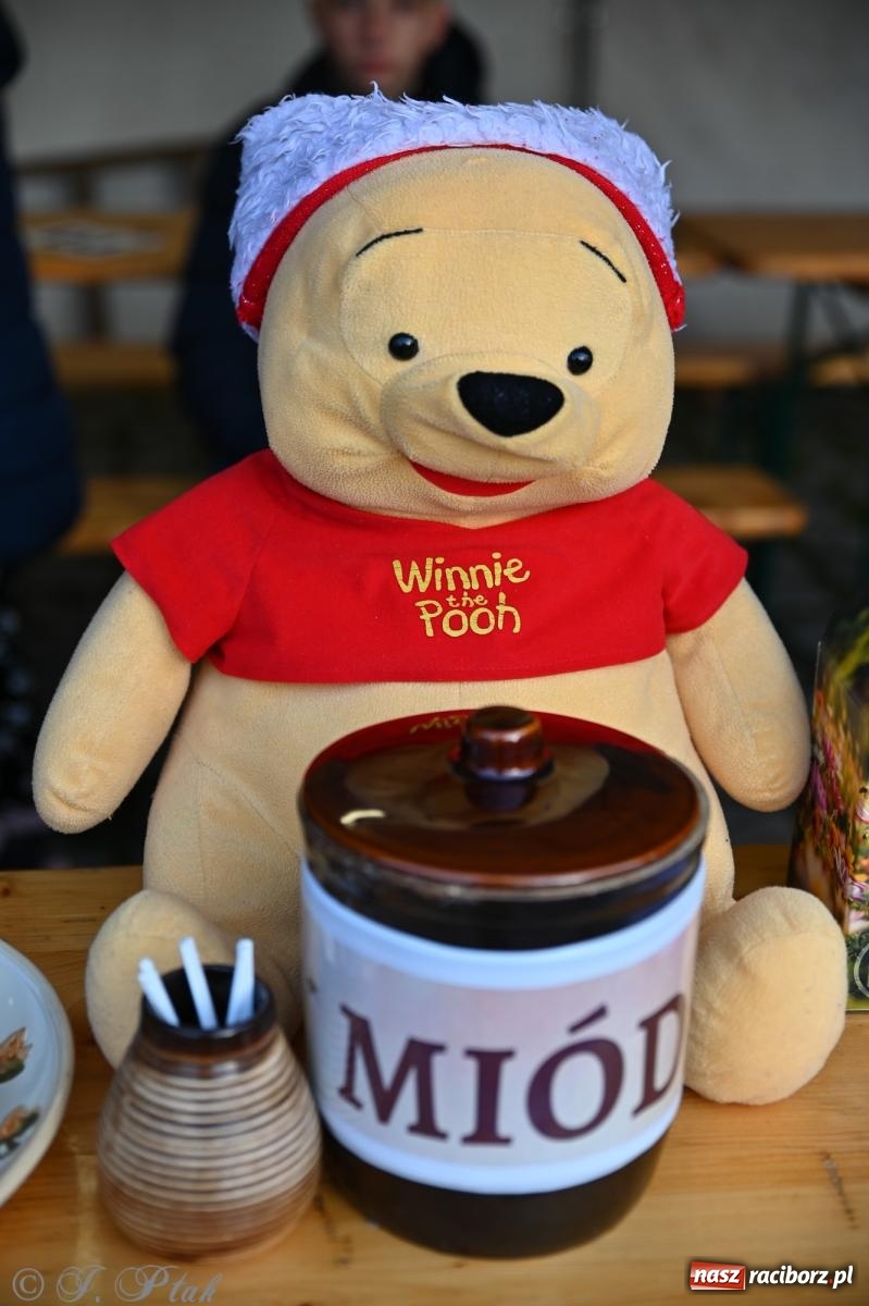 Zdjęcie w galerii na portalu naszraciborz.pl: Ho, ho, ho. Rynek w Krzanowicach w świątecznym nastroju. Jarmark przyciągnął tłumy [FOTO i WIDEO] wiadomości z regionu