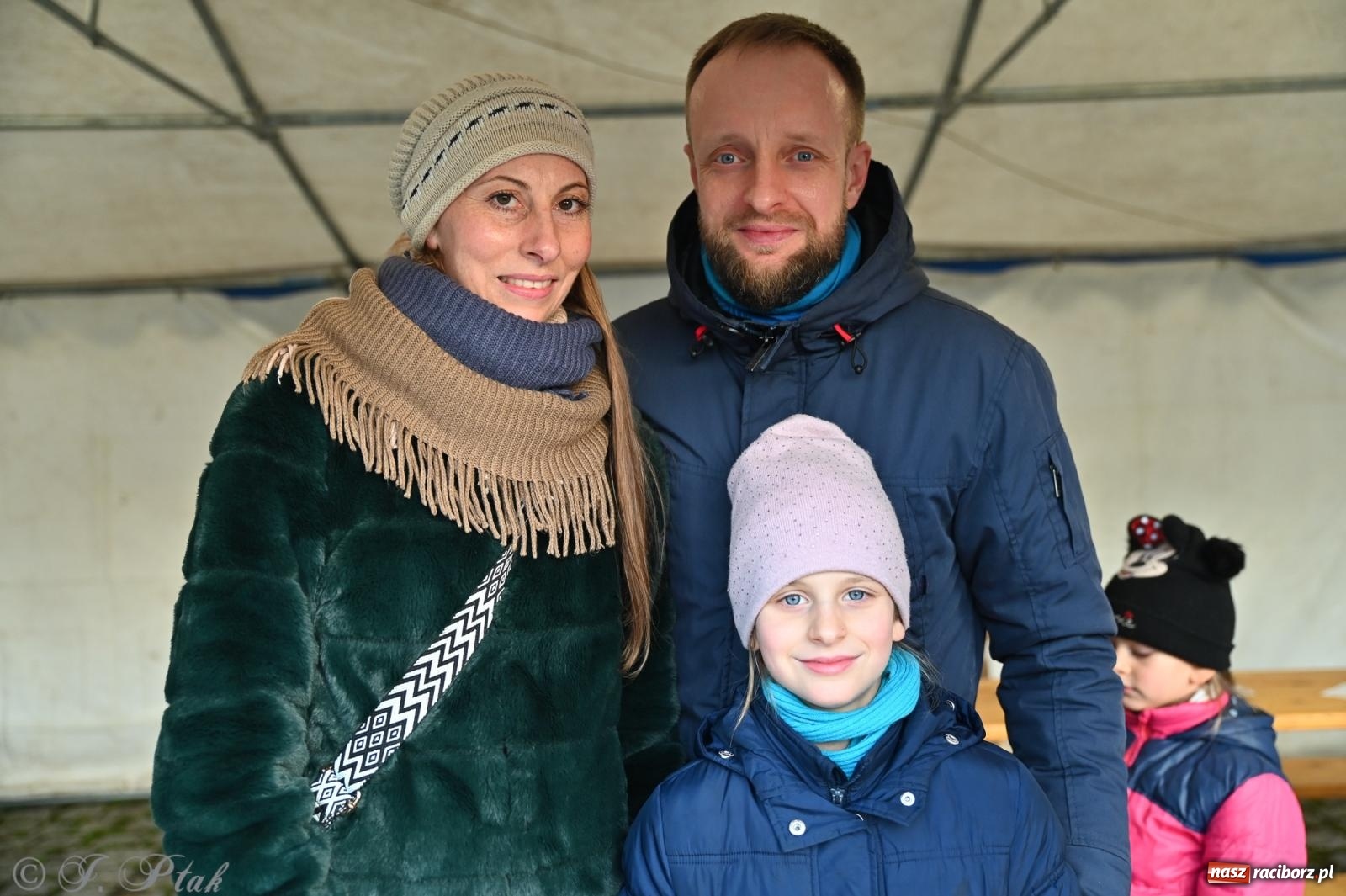 Zdjęcie w galerii na portalu naszraciborz.pl: Ho, ho, ho. Rynek w Krzanowicach w świątecznym nastroju. Jarmark przyciągnął tłumy [FOTO i WIDEO] wiadomości z regionu
