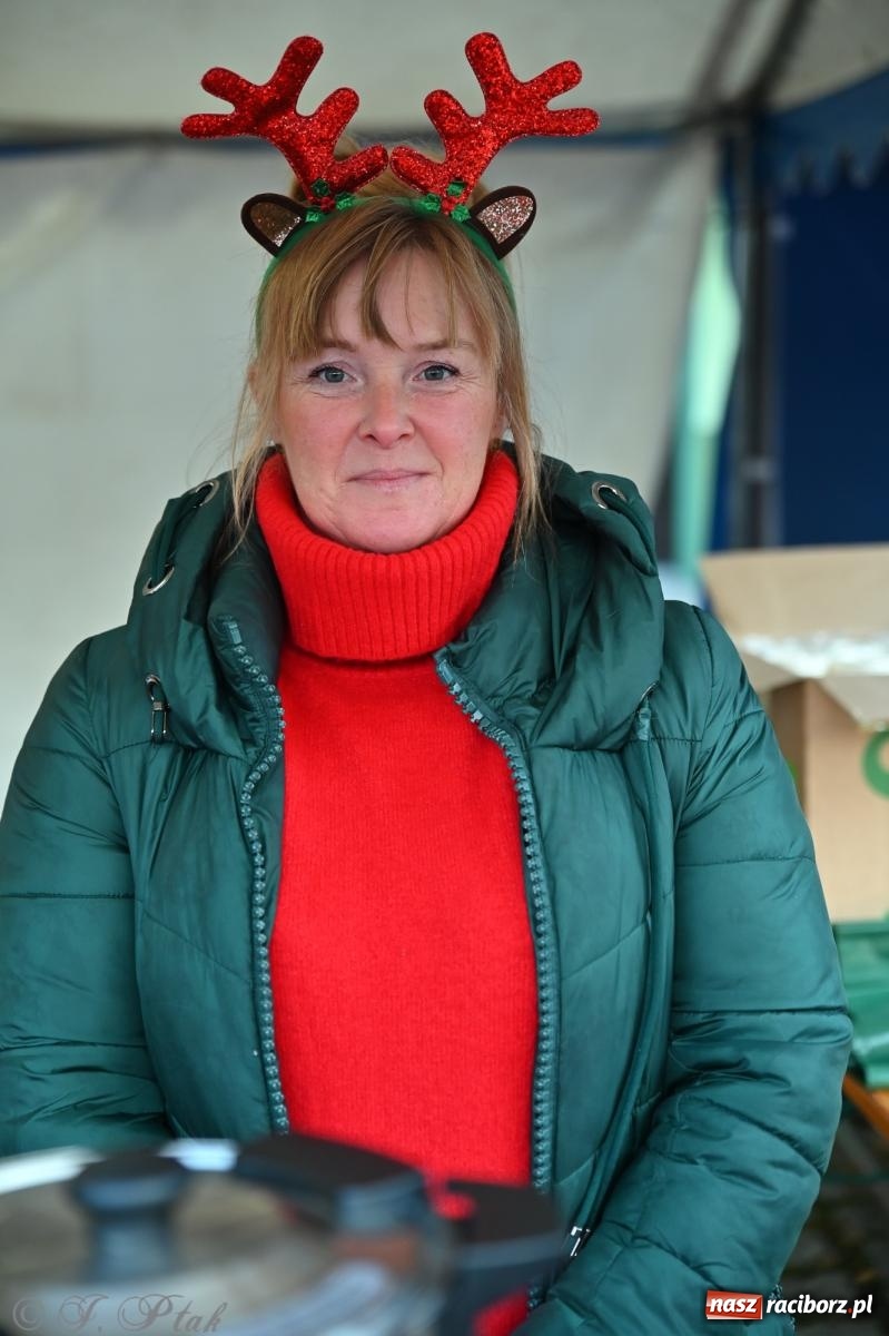 Zdjęcie w galerii na portalu naszraciborz.pl: Ho, ho, ho. Rynek w Krzanowicach w świątecznym nastroju. Jarmark przyciągnął tłumy [FOTO i WIDEO] wiadomości z regionu