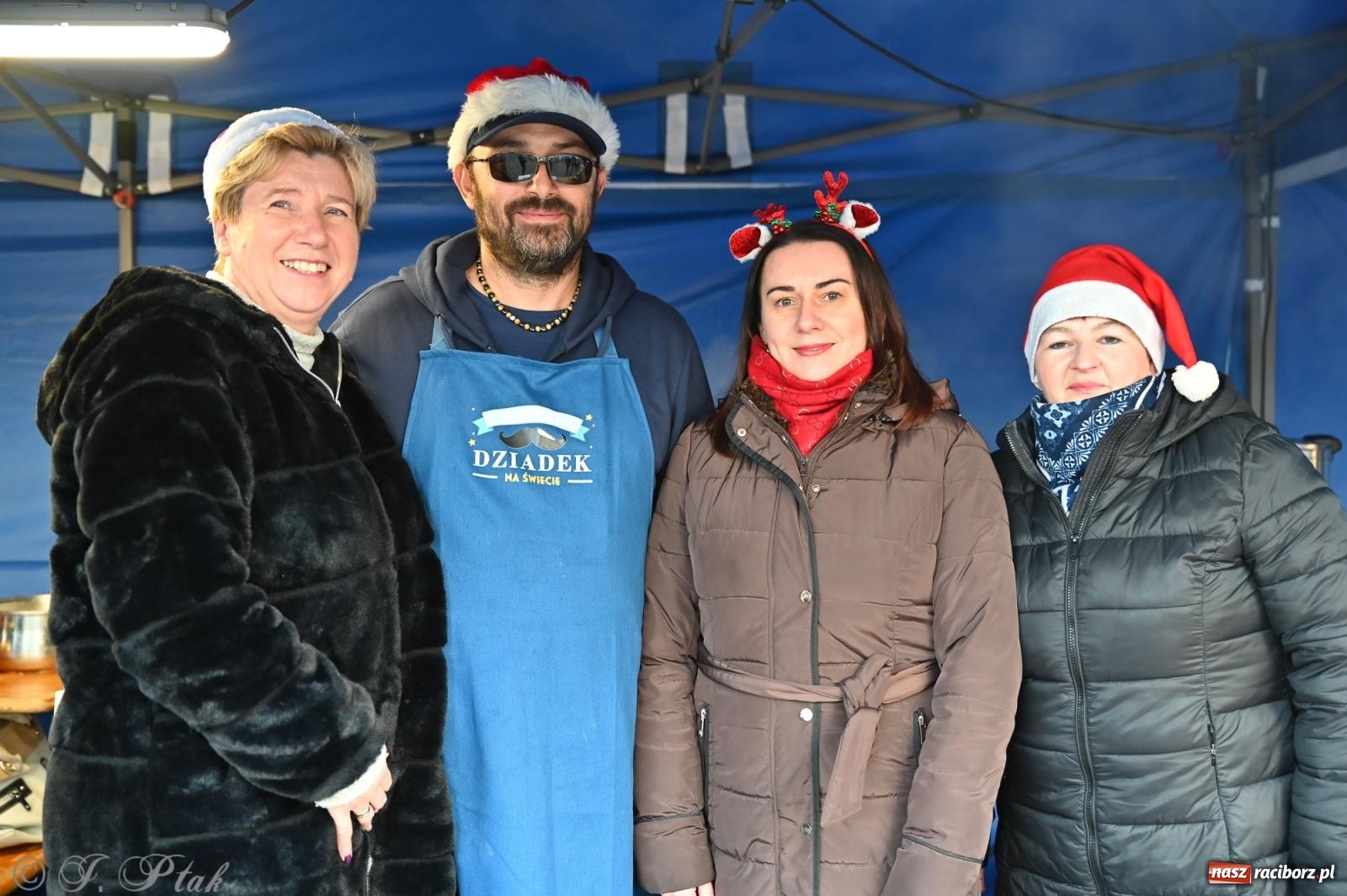 Zdjęcie w galerii na portalu naszraciborz.pl: Ho, ho, ho. Rynek w Krzanowicach w świątecznym nastroju. Jarmark przyciągnął tłumy [FOTO i WIDEO] wiadomości z regionu