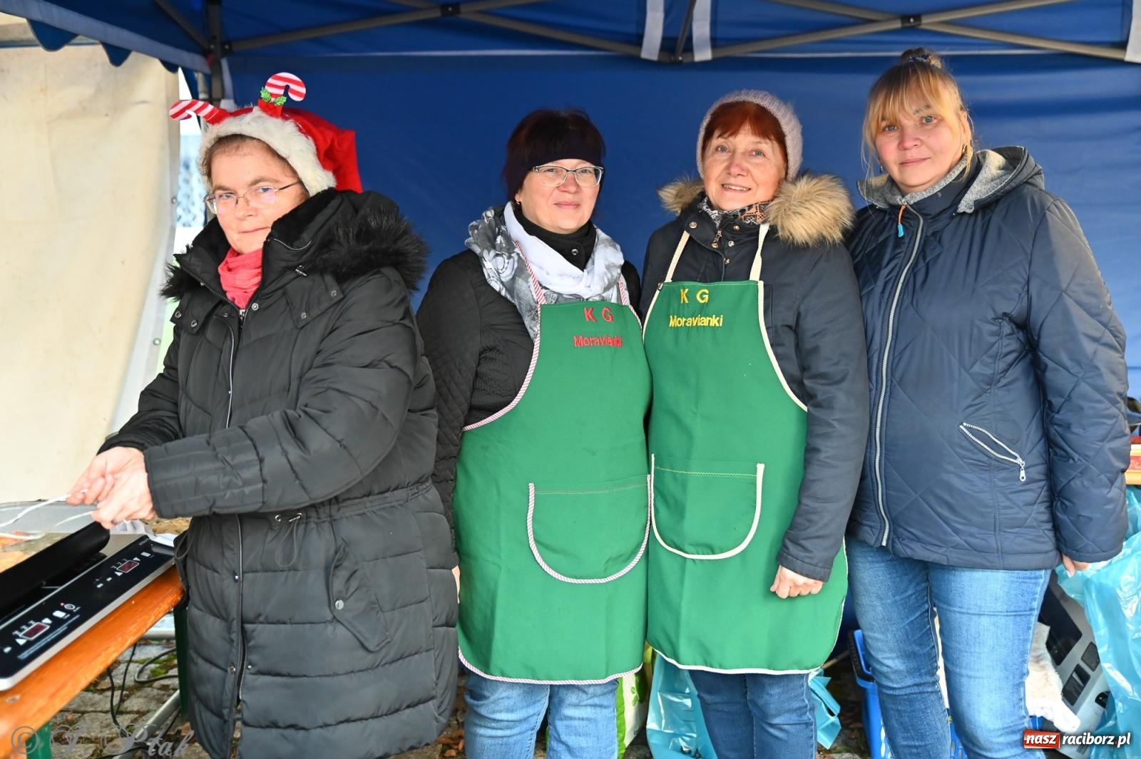 Zdjęcie w galerii na portalu naszraciborz.pl: Ho, ho, ho. Rynek w Krzanowicach w świątecznym nastroju. Jarmark przyciągnął tłumy [FOTO i WIDEO] wiadomości z regionu