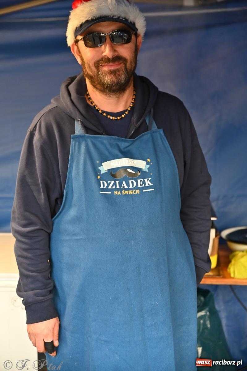 Zdjęcie w galerii na portalu naszraciborz.pl: Ho, ho, ho. Rynek w Krzanowicach w świątecznym nastroju. Jarmark przyciągnął tłumy [FOTO i WIDEO] wiadomości z regionu