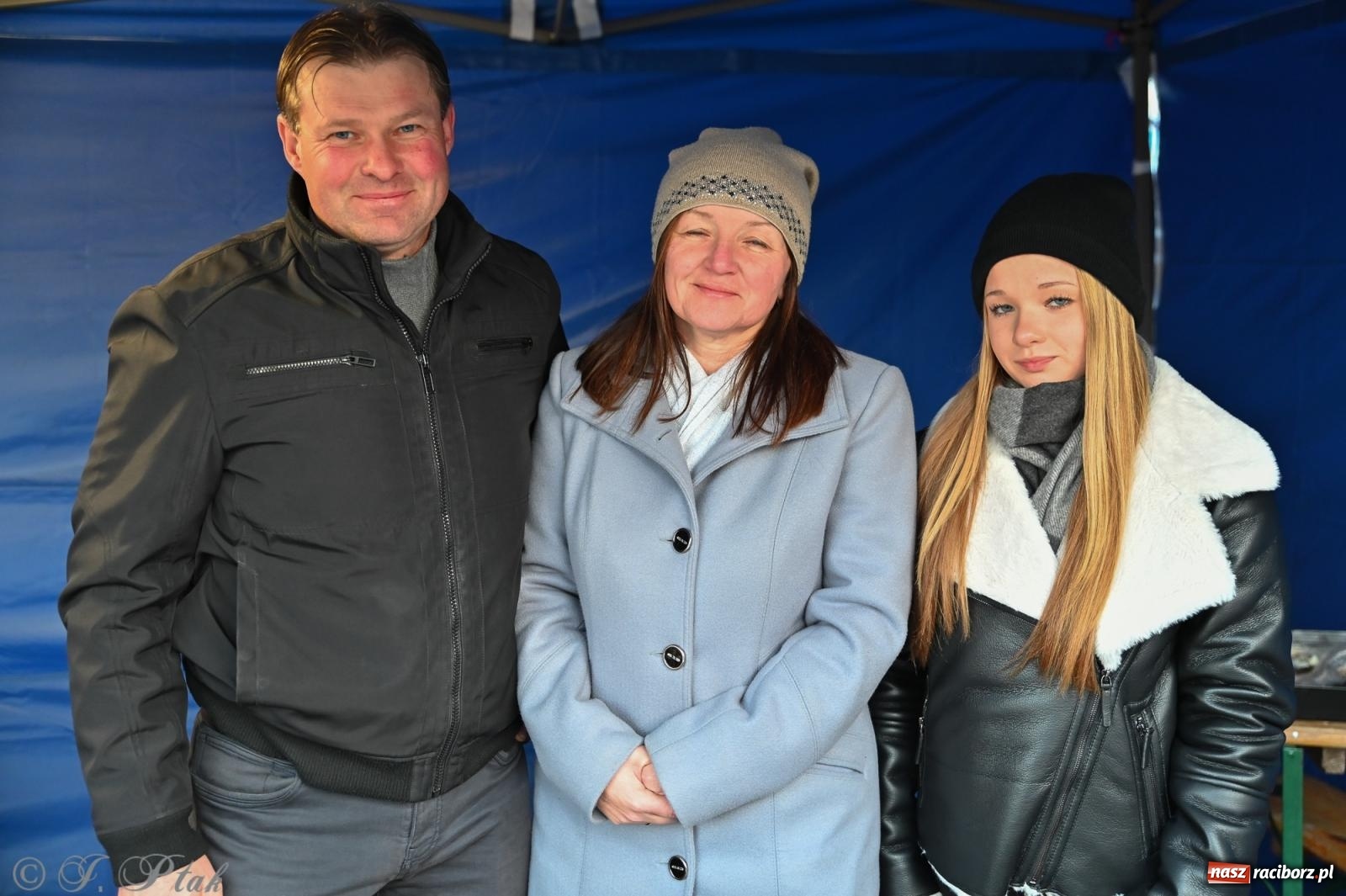 Zdjęcie w galerii na portalu naszraciborz.pl: Ho, ho, ho. Rynek w Krzanowicach w świątecznym nastroju. Jarmark przyciągnął tłumy [FOTO i WIDEO] wiadomości z regionu