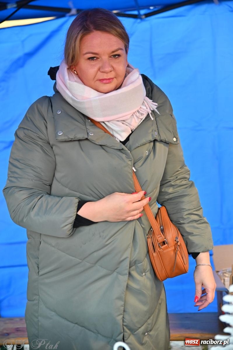 Zdjęcie w galerii na portalu naszraciborz.pl: Ho, ho, ho. Rynek w Krzanowicach w świątecznym nastroju. Jarmark przyciągnął tłumy [FOTO i WIDEO] wiadomości z regionu