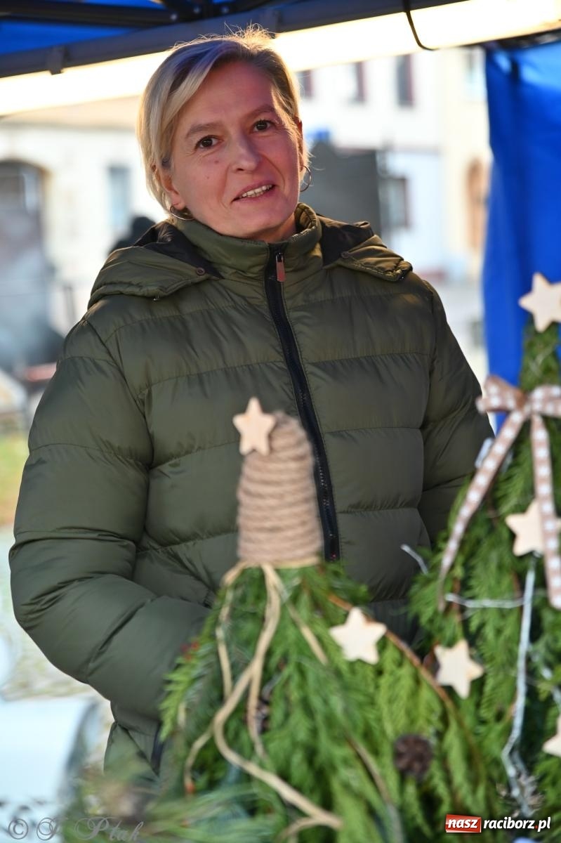 Zdjęcie w galerii na portalu naszraciborz.pl: Ho, ho, ho. Rynek w Krzanowicach w świątecznym nastroju. Jarmark przyciągnął tłumy [FOTO i WIDEO] wiadomości z regionu