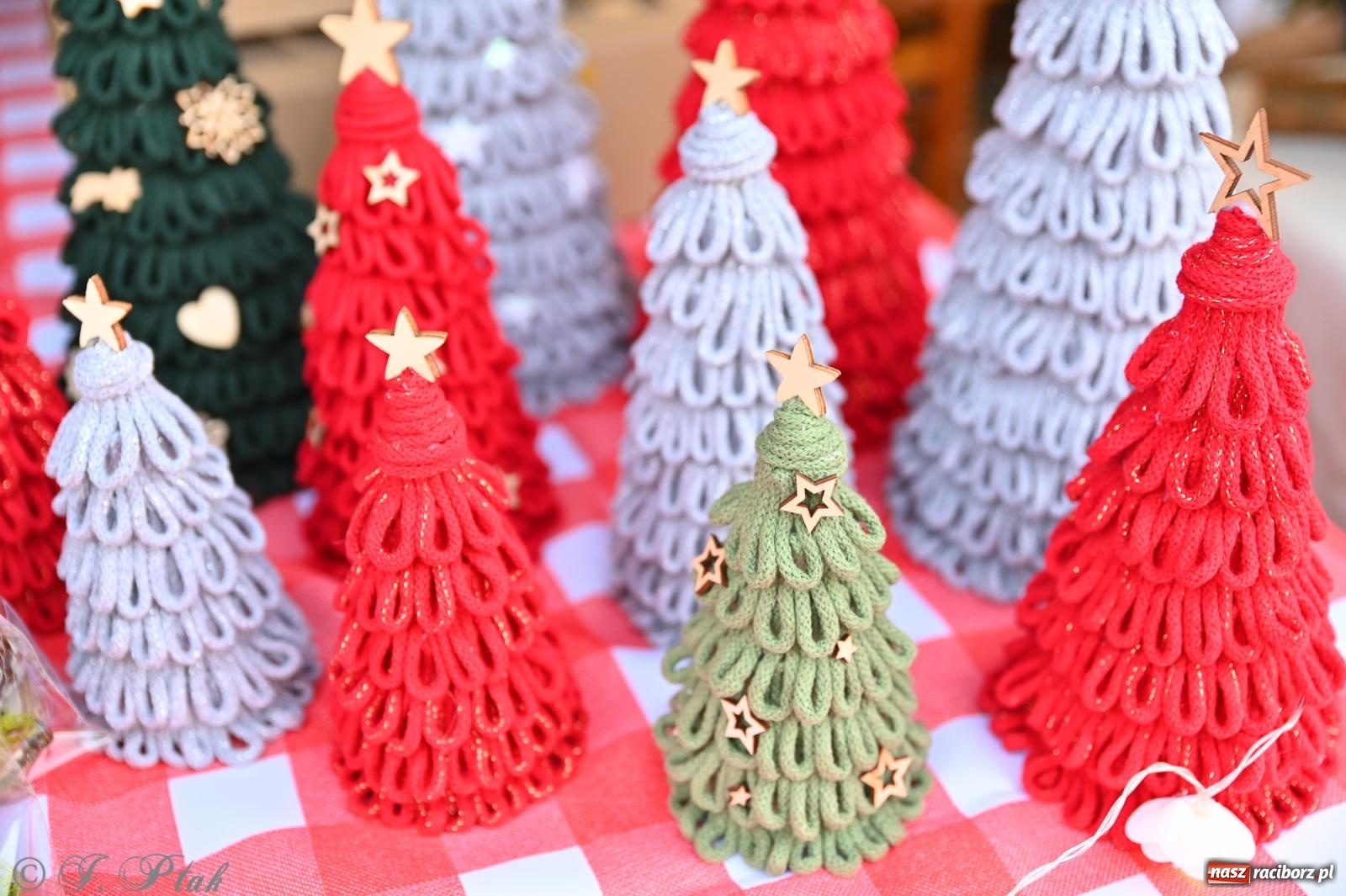 Zdjęcie w galerii na portalu naszraciborz.pl: Ho, ho, ho. Rynek w Krzanowicach w świątecznym nastroju. Jarmark przyciągnął tłumy [FOTO i WIDEO] wiadomości z regionu