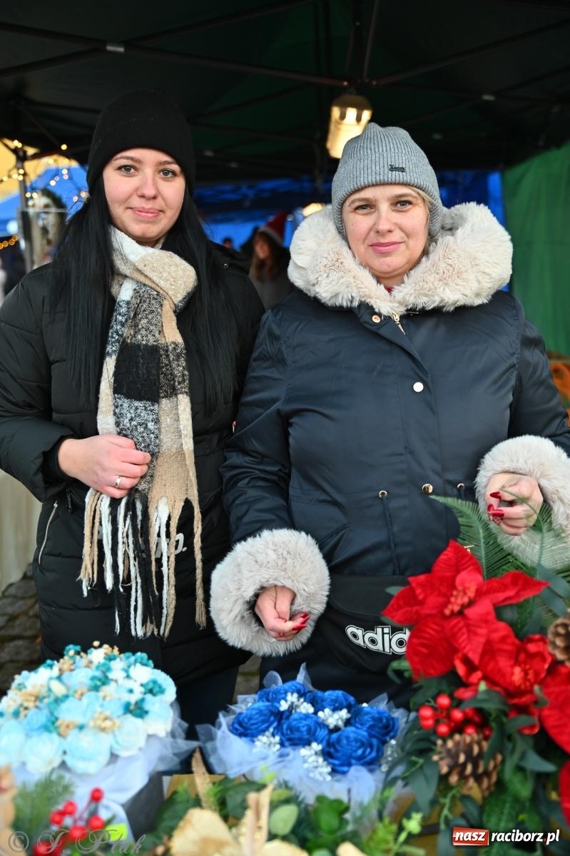 Zdjęcie w galerii na portalu naszraciborz.pl: Ho, ho, ho. Rynek w Krzanowicach w świątecznym nastroju. Jarmark przyciągnął tłumy [FOTO i WIDEO] wiadomości z regionu