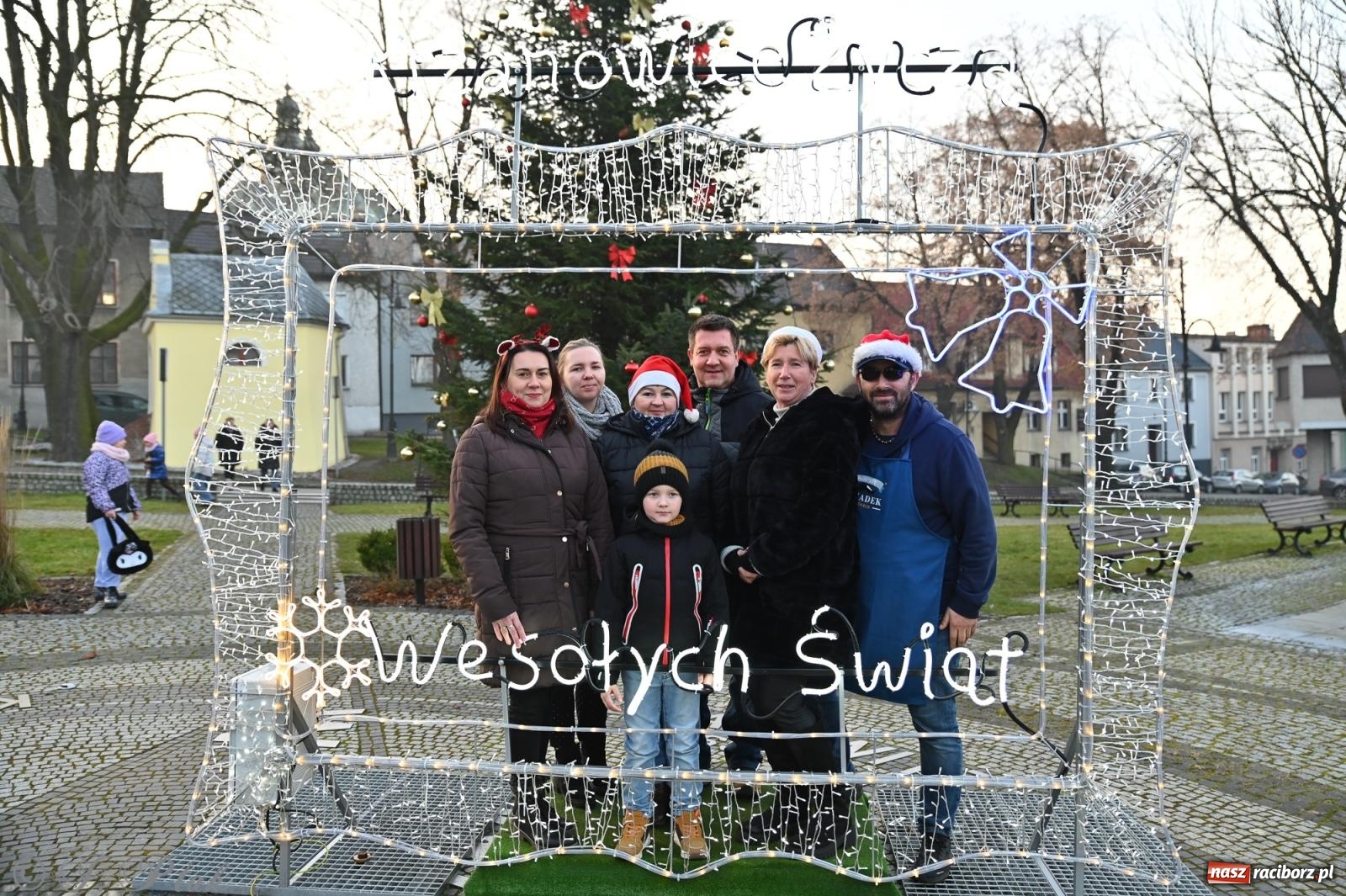 Zdjęcie w galerii na portalu naszraciborz.pl: Ho, ho, ho. Rynek w Krzanowicach w świątecznym nastroju. Jarmark przyciągnął tłumy [FOTO i WIDEO] wiadomości z regionu