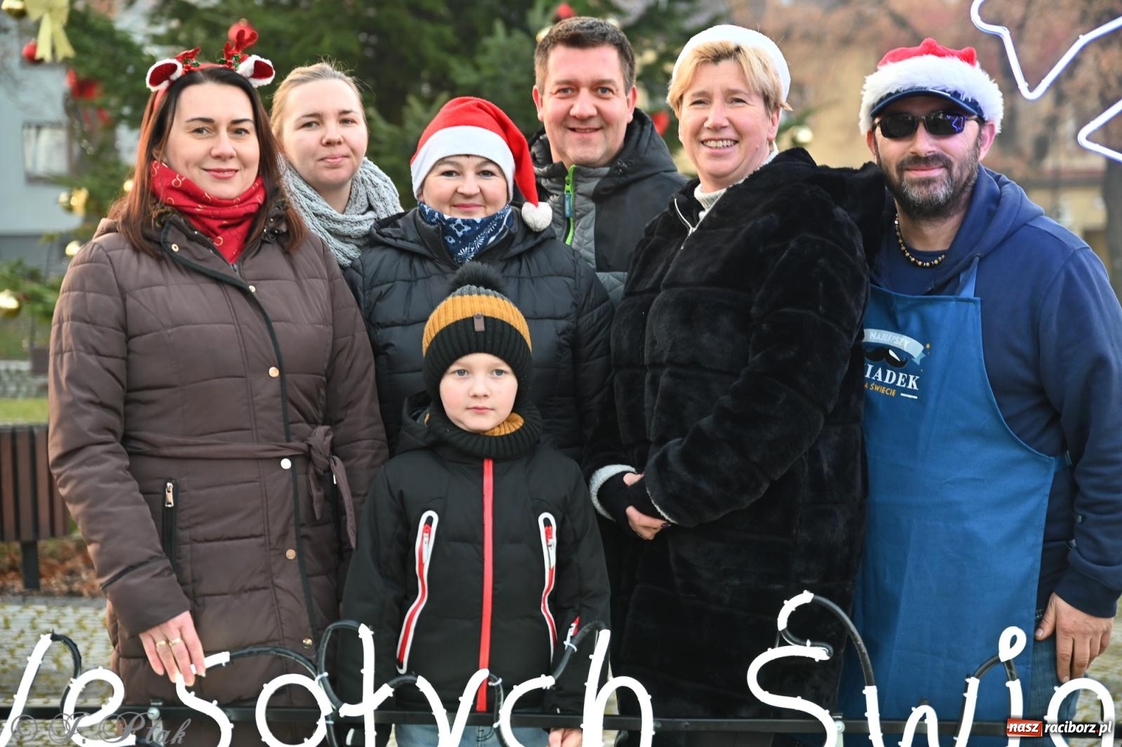 Zdjęcie w galerii na portalu naszraciborz.pl: Ho, ho, ho. Rynek w Krzanowicach w świątecznym nastroju. Jarmark przyciągnął tłumy [FOTO i WIDEO] wiadomości z regionu