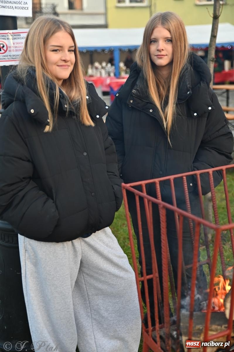 Zdjęcie w galerii na portalu naszraciborz.pl: Ho, ho, ho. Rynek w Krzanowicach w świątecznym nastroju. Jarmark przyciągnął tłumy [FOTO i WIDEO] wiadomości z regionu