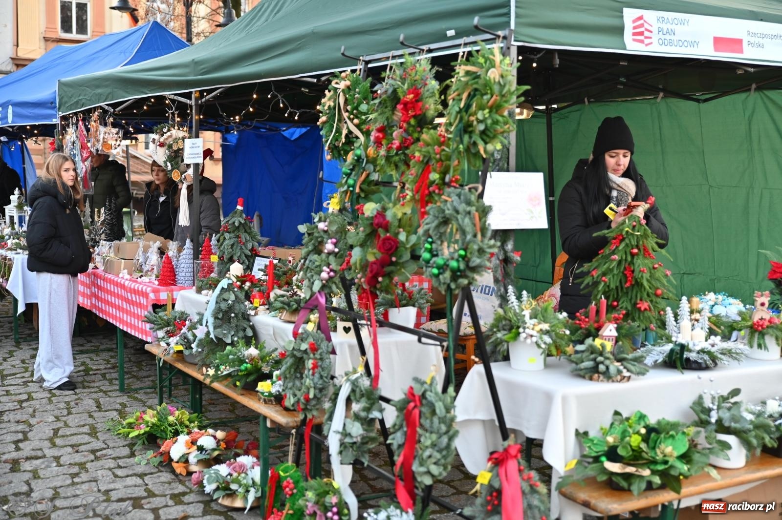 Zdjęcie w galerii na portalu naszraciborz.pl: Ho, ho, ho. Rynek w Krzanowicach w świątecznym nastroju. Jarmark przyciągnął tłumy [FOTO i WIDEO] wiadomości z regionu