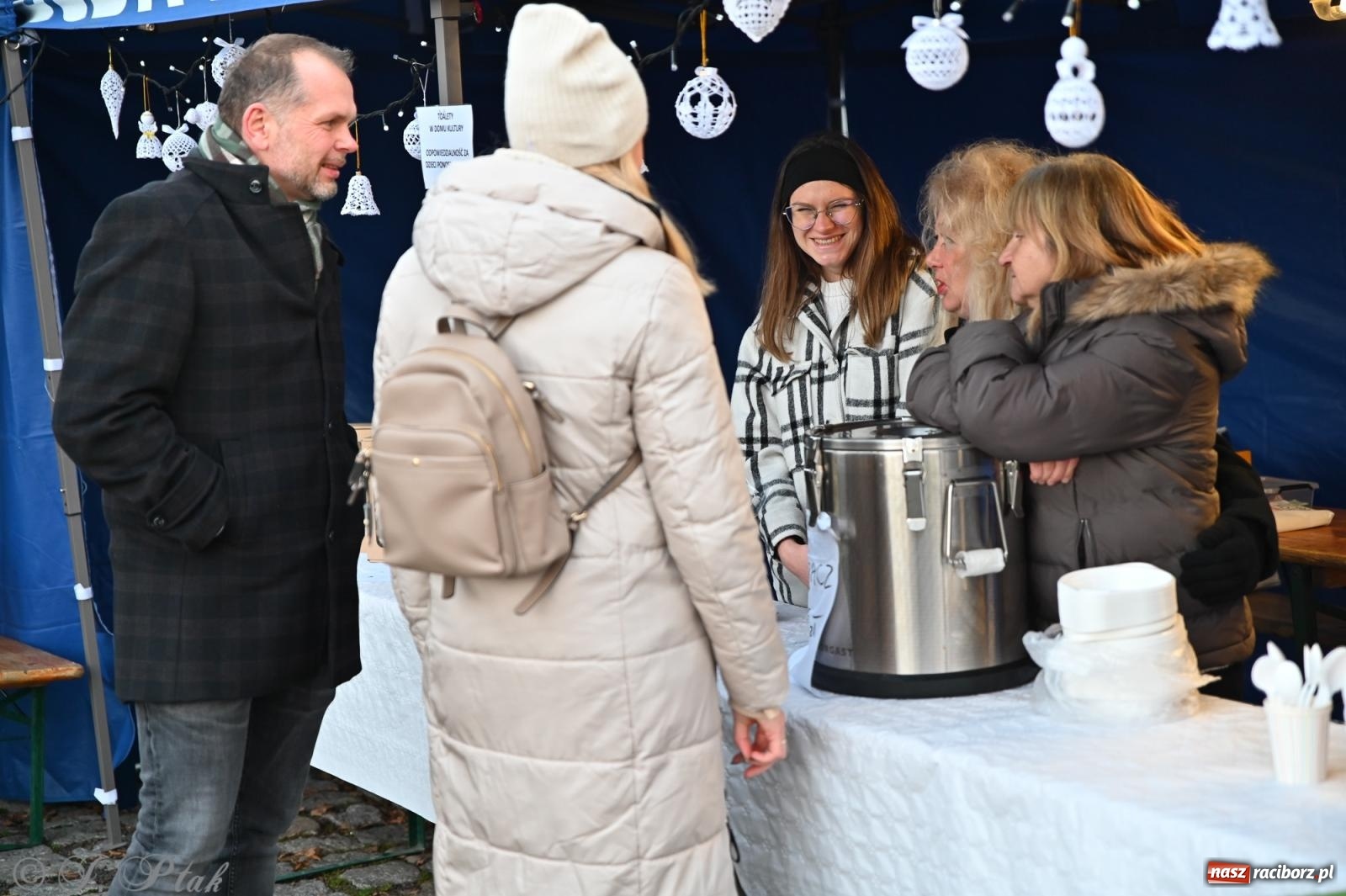 Zdjęcie w galerii na portalu naszraciborz.pl: Ho, ho, ho. Rynek w Krzanowicach w świątecznym nastroju. Jarmark przyciągnął tłumy [FOTO i WIDEO] wiadomości z regionu