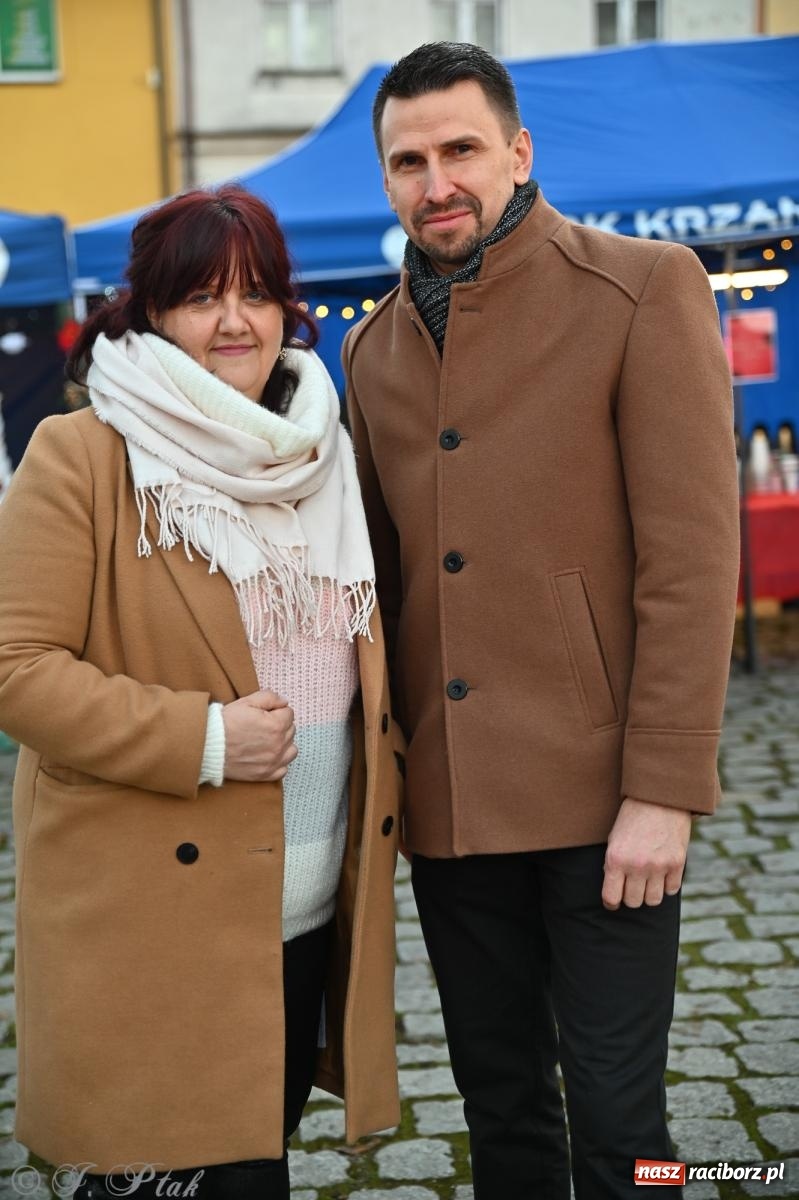 Zdjęcie w galerii na portalu naszraciborz.pl: Ho, ho, ho. Rynek w Krzanowicach w świątecznym nastroju. Jarmark przyciągnął tłumy [FOTO i WIDEO] wiadomości z regionu