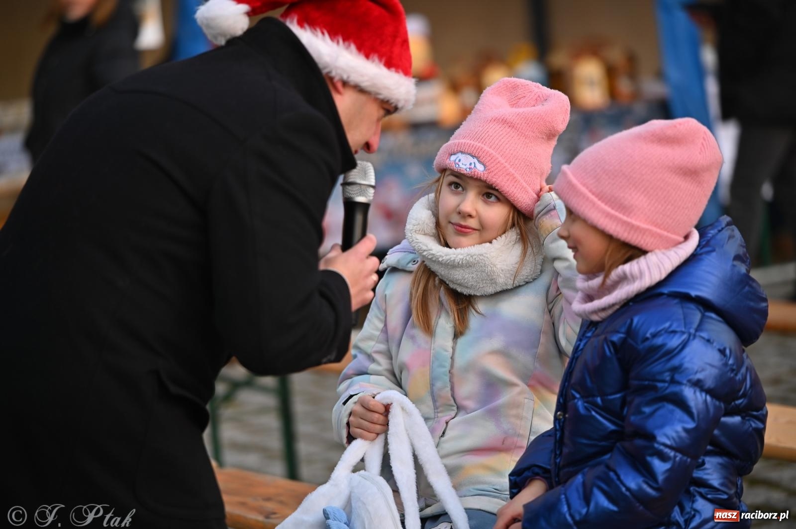 Zdjęcie w galerii na portalu naszraciborz.pl: Ho, ho, ho. Rynek w Krzanowicach w świątecznym nastroju. Jarmark przyciągnął tłumy [FOTO i WIDEO] wiadomości z regionu