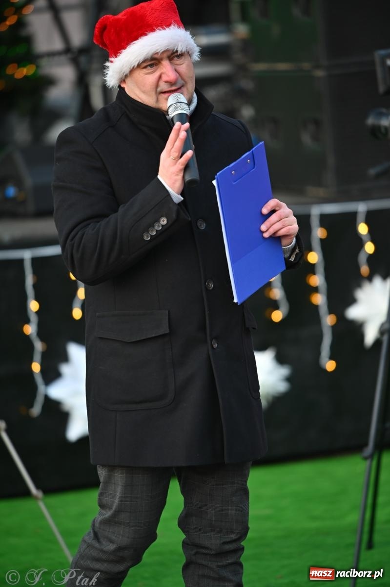 Zdjęcie w galerii na portalu naszraciborz.pl: Ho, ho, ho. Rynek w Krzanowicach w świątecznym nastroju. Jarmark przyciągnął tłumy [FOTO i WIDEO] wiadomości z regionu