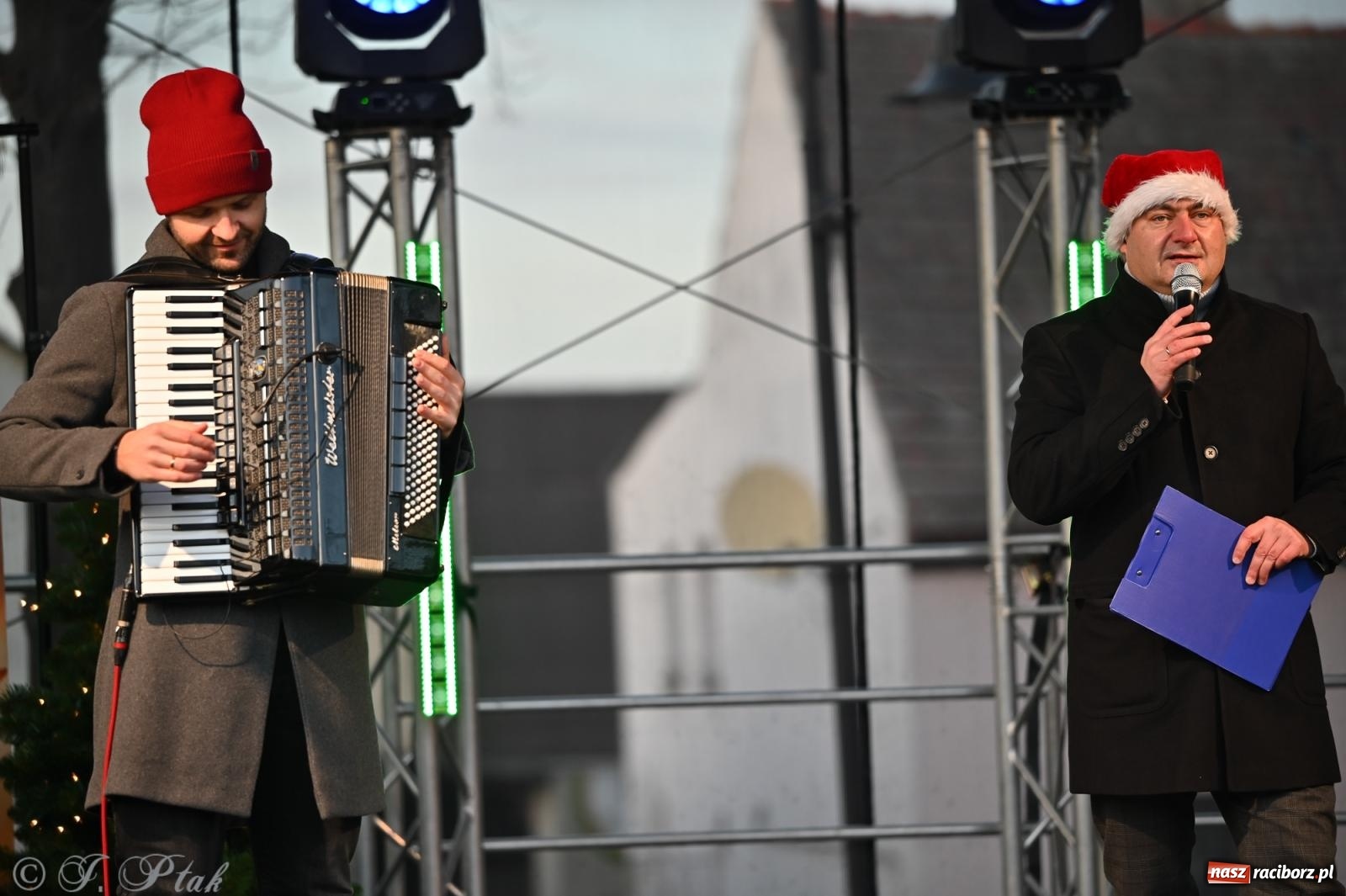 Zdjęcie w galerii na portalu naszraciborz.pl: Ho, ho, ho. Rynek w Krzanowicach w świątecznym nastroju. Jarmark przyciągnął tłumy [FOTO i WIDEO] wiadomości z regionu
